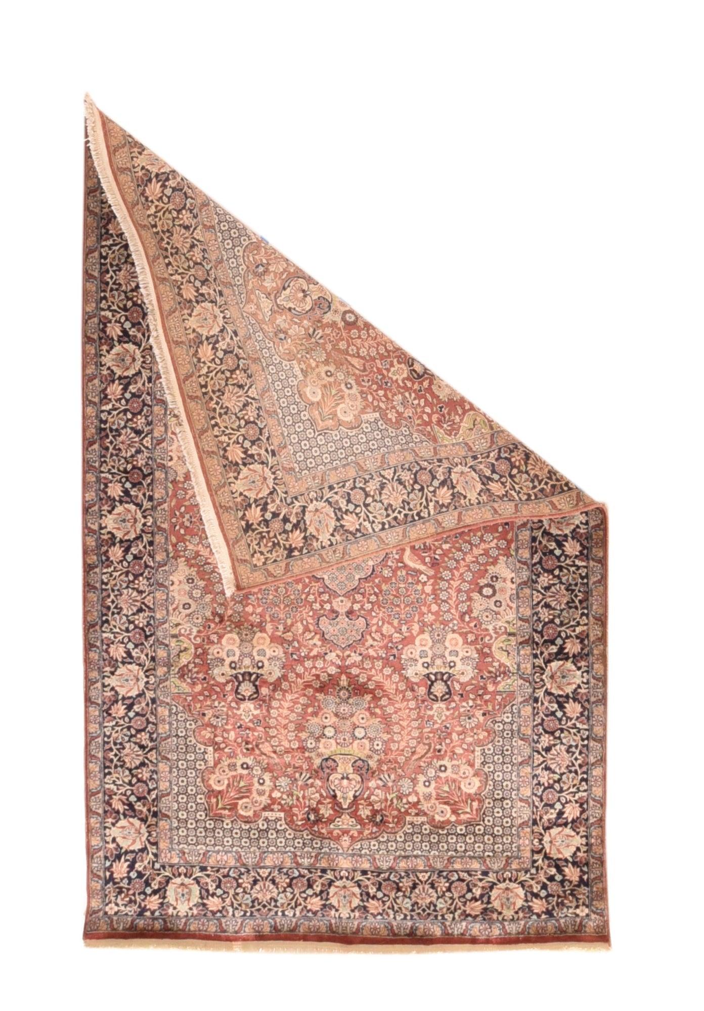 Tapis Pak Tabriz 4'7'' x 7'1''. Le champ de corail doux s'articule autour d'un petit médaillon cuspidé et pendentif, positionné par des paires de sprays courbes et spectaculaires de minuscules fleurs blanches. À chaque extrémité du champ se trouve