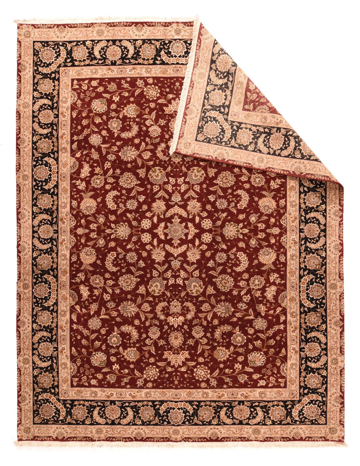 Tappeto Pak Tabriz 8'6'' x 11'6''. Il campo rosso intenso mostra una rosetta centrale e quattro racemi floreali, all'interno di un motivo a palmette e racemi a forma di falce, con piccole foglie e una struttura a vite curva. Bordo principale della