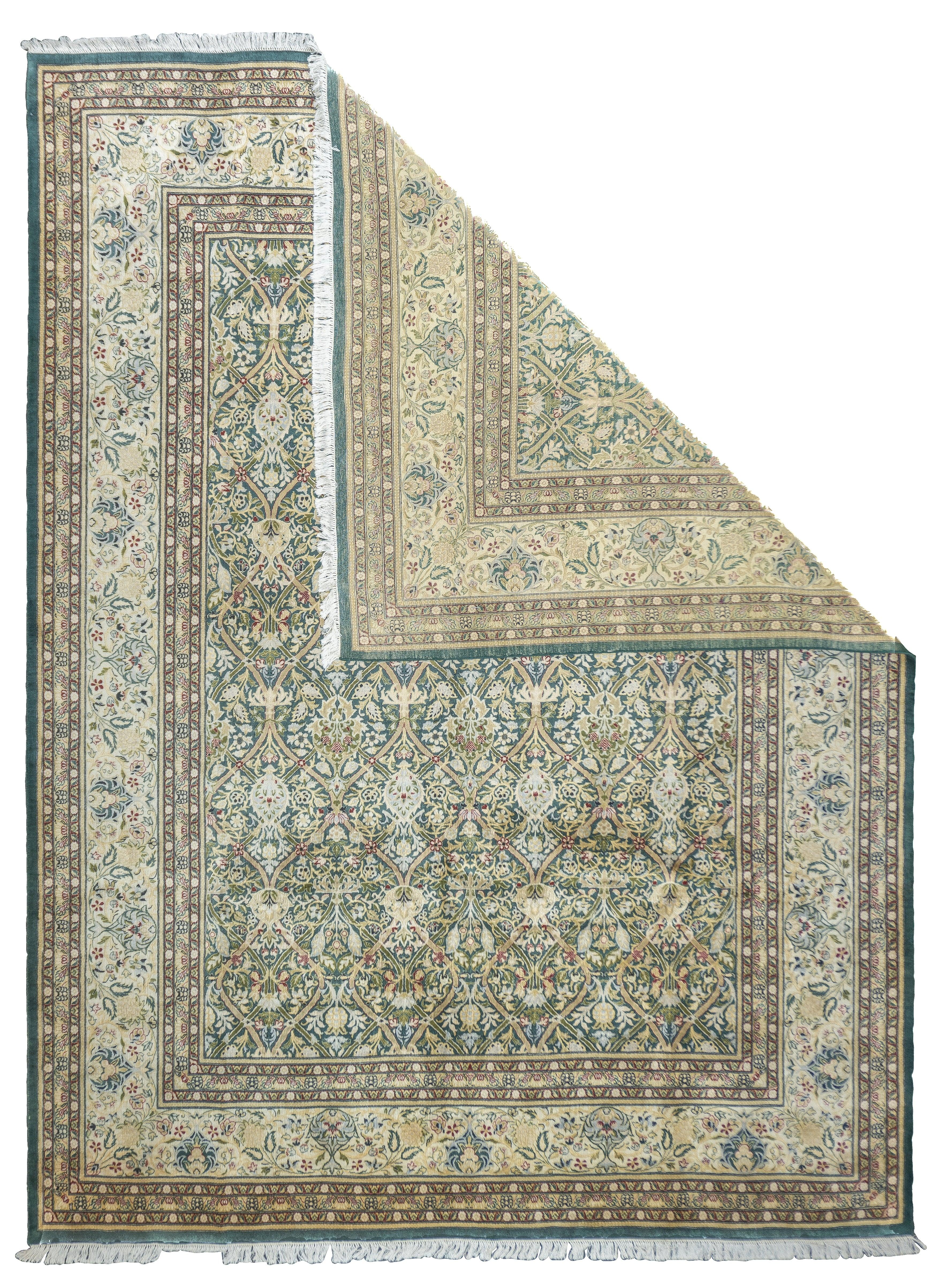 Tappeto Pak Tabriz 9'1'' x 12'0''. L'enorme produzione di tappeti e scatter in quasi tutti gli stili: medaglione, centralizzato, Directional o allover, in una varietà di densità da moderata a estremamente fine, in lana, seta e combinato, con un