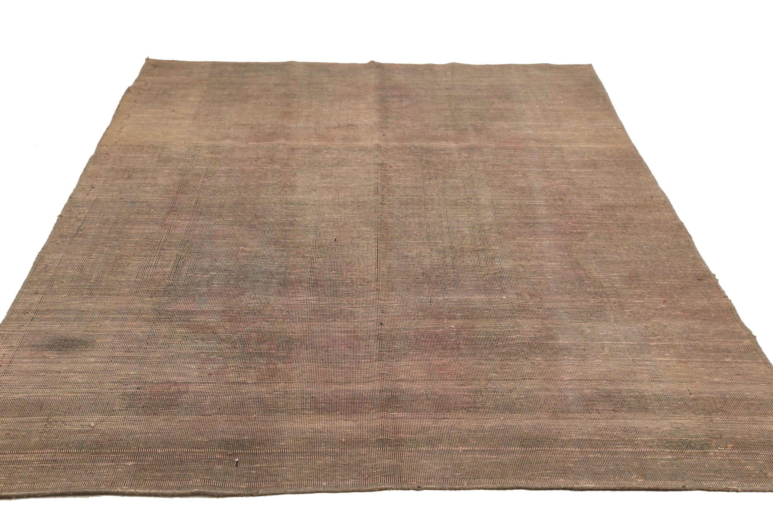 Entdecken Sie die Eleganz des antiken Pakistans mit seinen um 1880 gefertigten Flächenteppichen. Dieses exklusive Design, das mit viel Liebe zum Detail entworfen wurde, ist perfekt, um Ihren Raum zu verschönern.