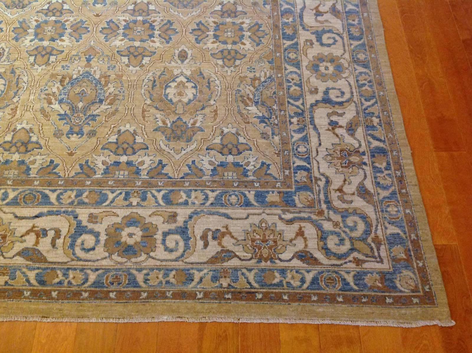 Pakistan Khotan Rug In Good Condition For Sale In Los Angeles, CA