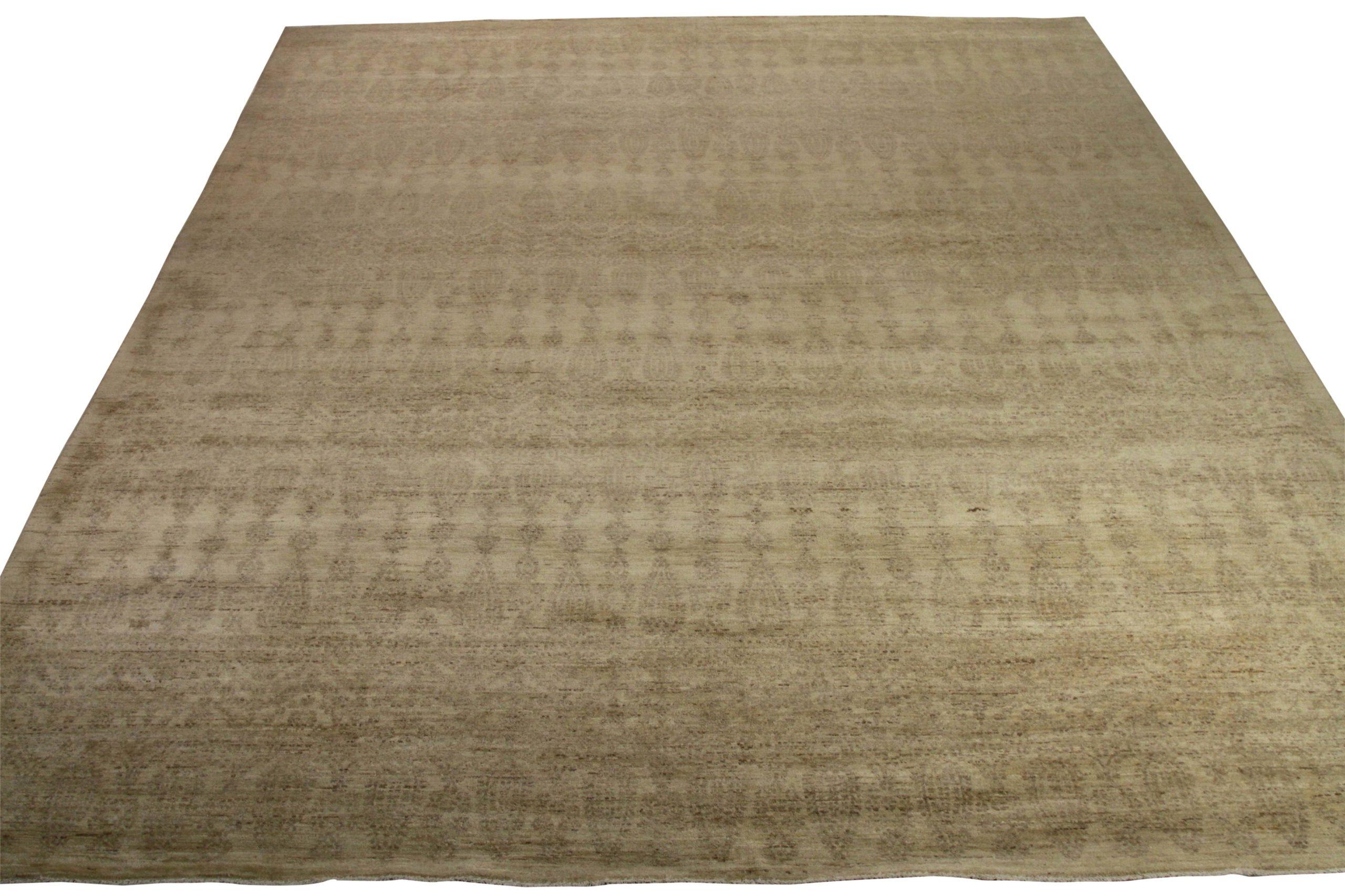Entdecken Sie die Eleganz des pakistanischen Artikels mit dem Over Size Rug von CIRCA 1990. Dieses exklusive Design aus Wolle und IvoryTaupe ist perfekt, um Ihren Raum zu verschönern.