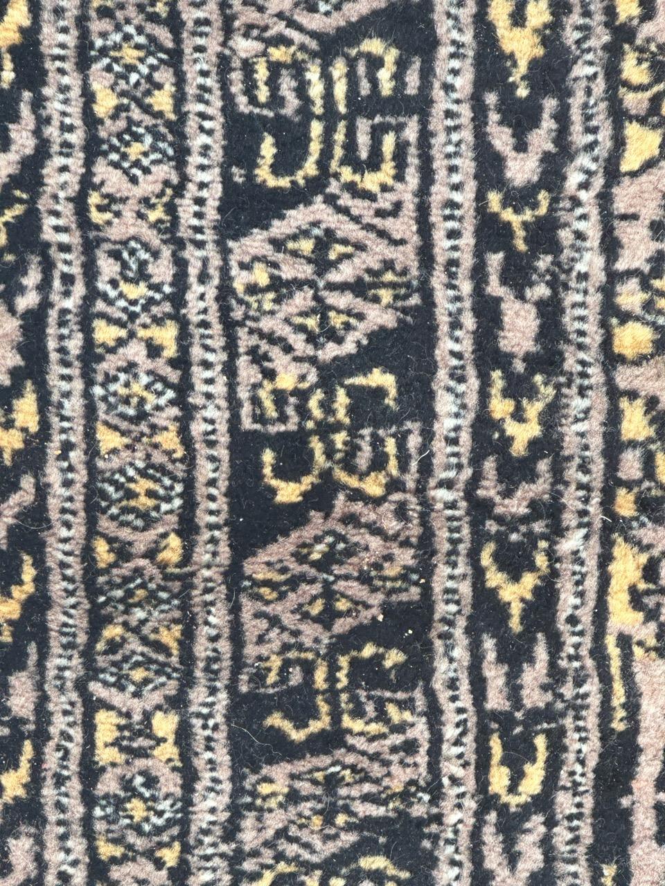 Le joli petit tapis pakistanais vintage de Bobyrug en vente 3