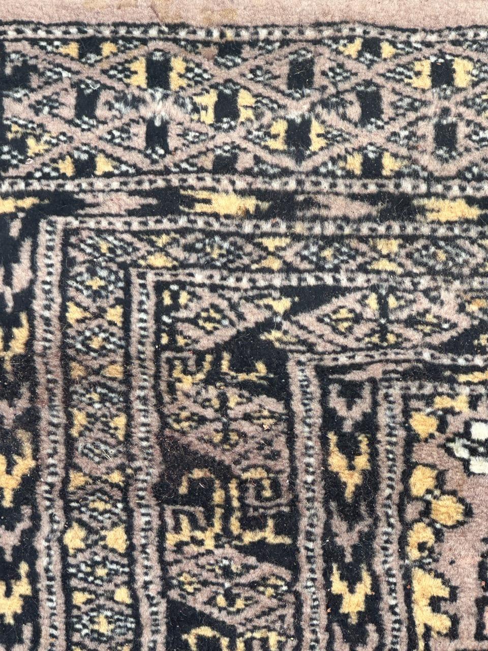 Le joli petit tapis pakistanais vintage de Bobyrug en vente 4