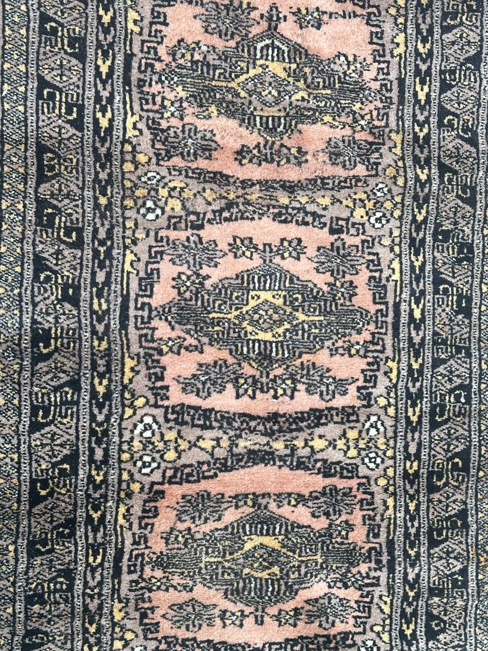 Joli petit tapis pakistanais vintage avec de jolis motifs géométriques dans le style des tapis turkmènes, et de belles couleurs avec du rose, du gris, du jaune et du noir, entièrement et finement noué à la main avec de la laine sur une base de