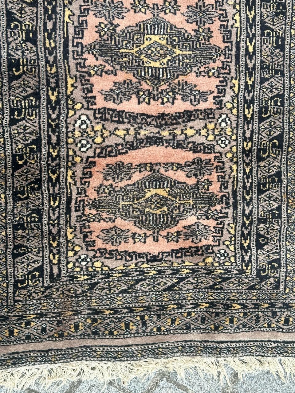 Tribal Le joli petit tapis pakistanais vintage de Bobyrug en vente