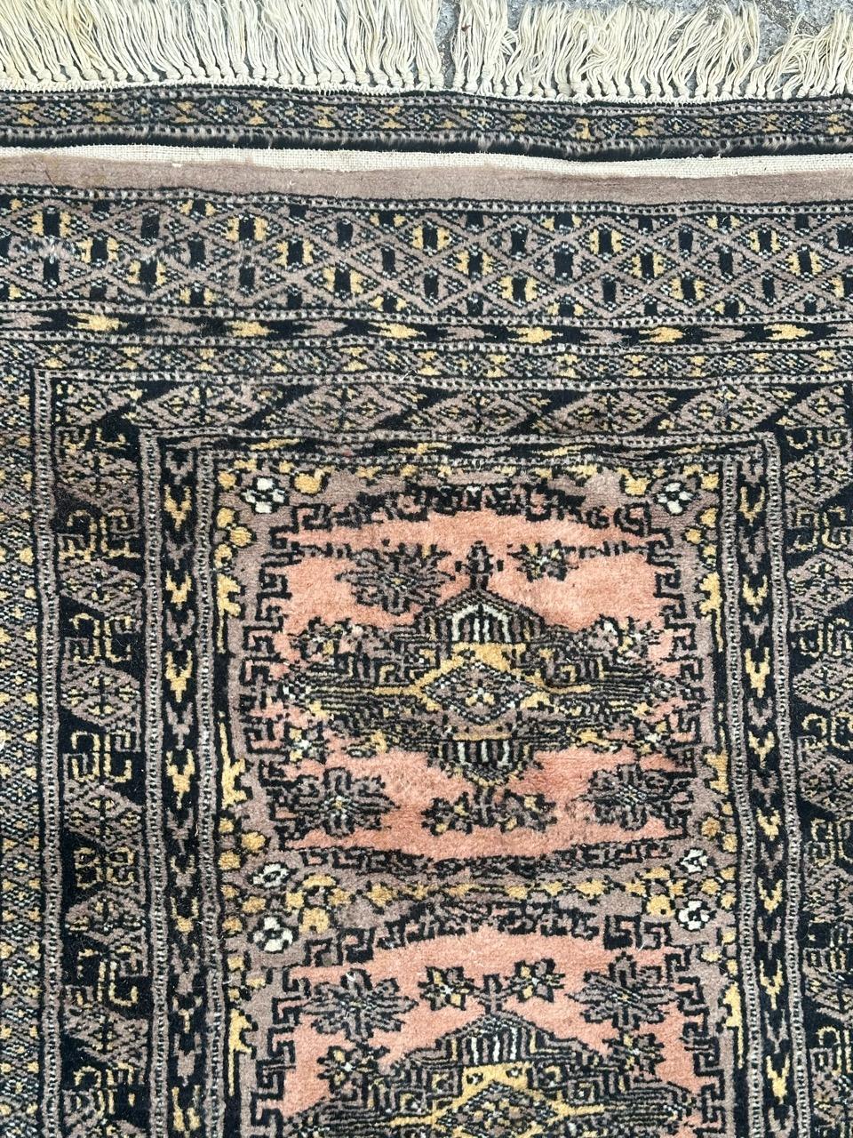 Pakistanais Le joli petit tapis pakistanais vintage de Bobyrug en vente
