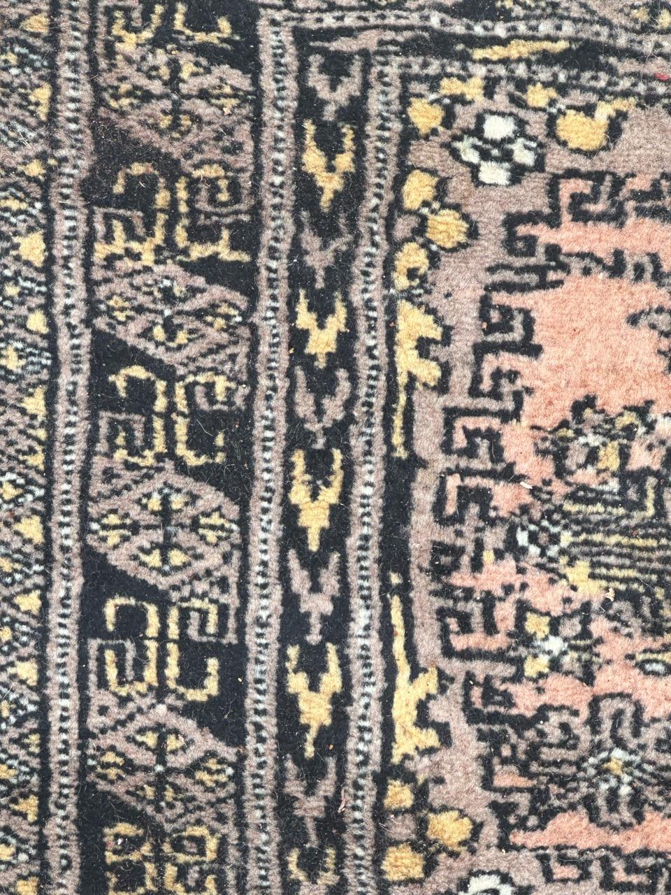 Le joli petit tapis pakistanais vintage de Bobyrug Bon état - En vente à Saint Ouen, FR