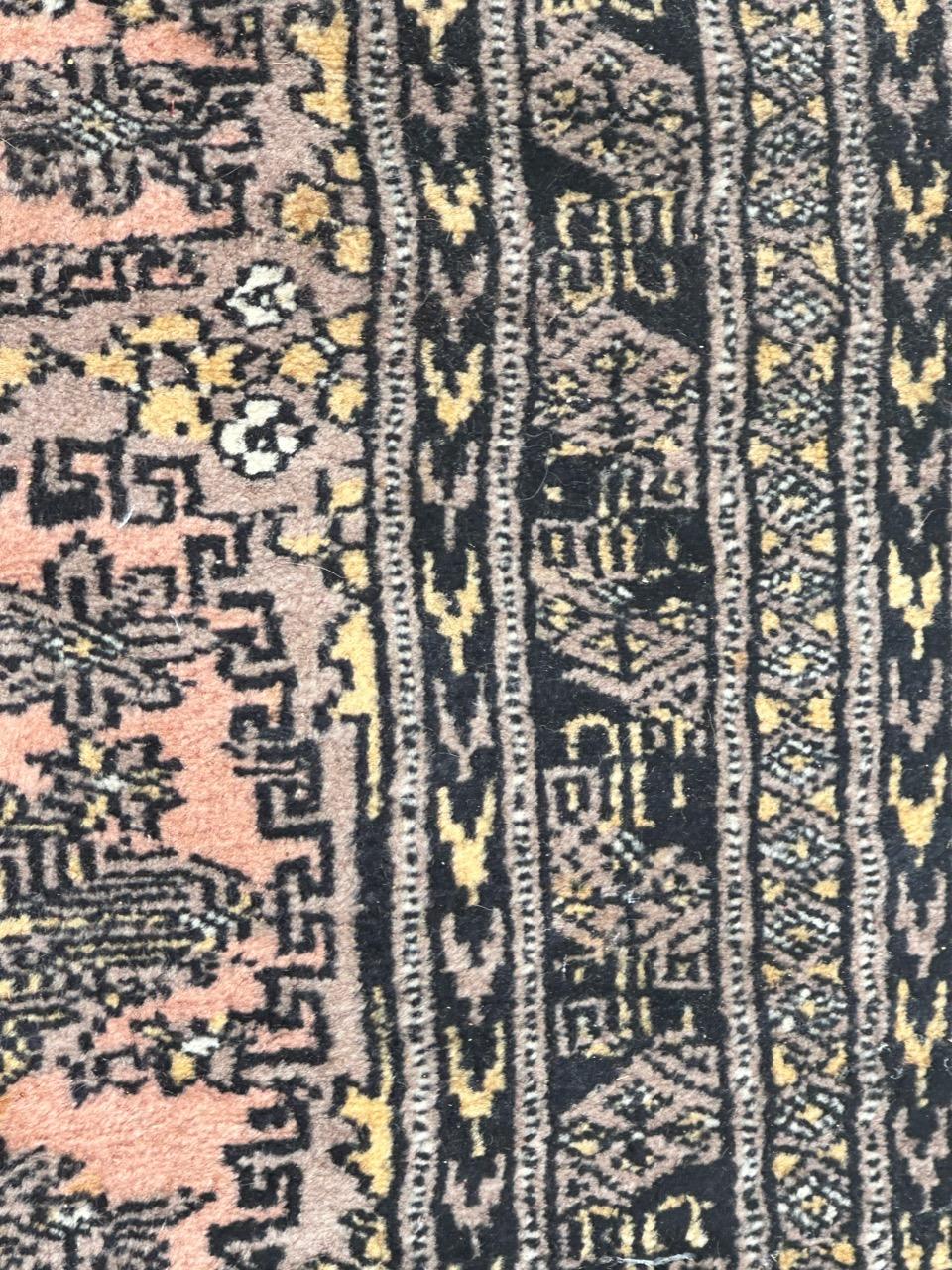 Fin du 20e siècle Le joli petit tapis pakistanais vintage de Bobyrug en vente