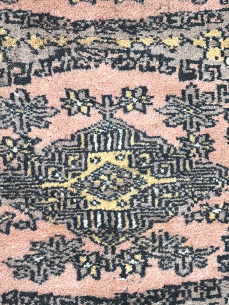 Laine Le joli petit tapis pakistanais vintage de Bobyrug en vente
