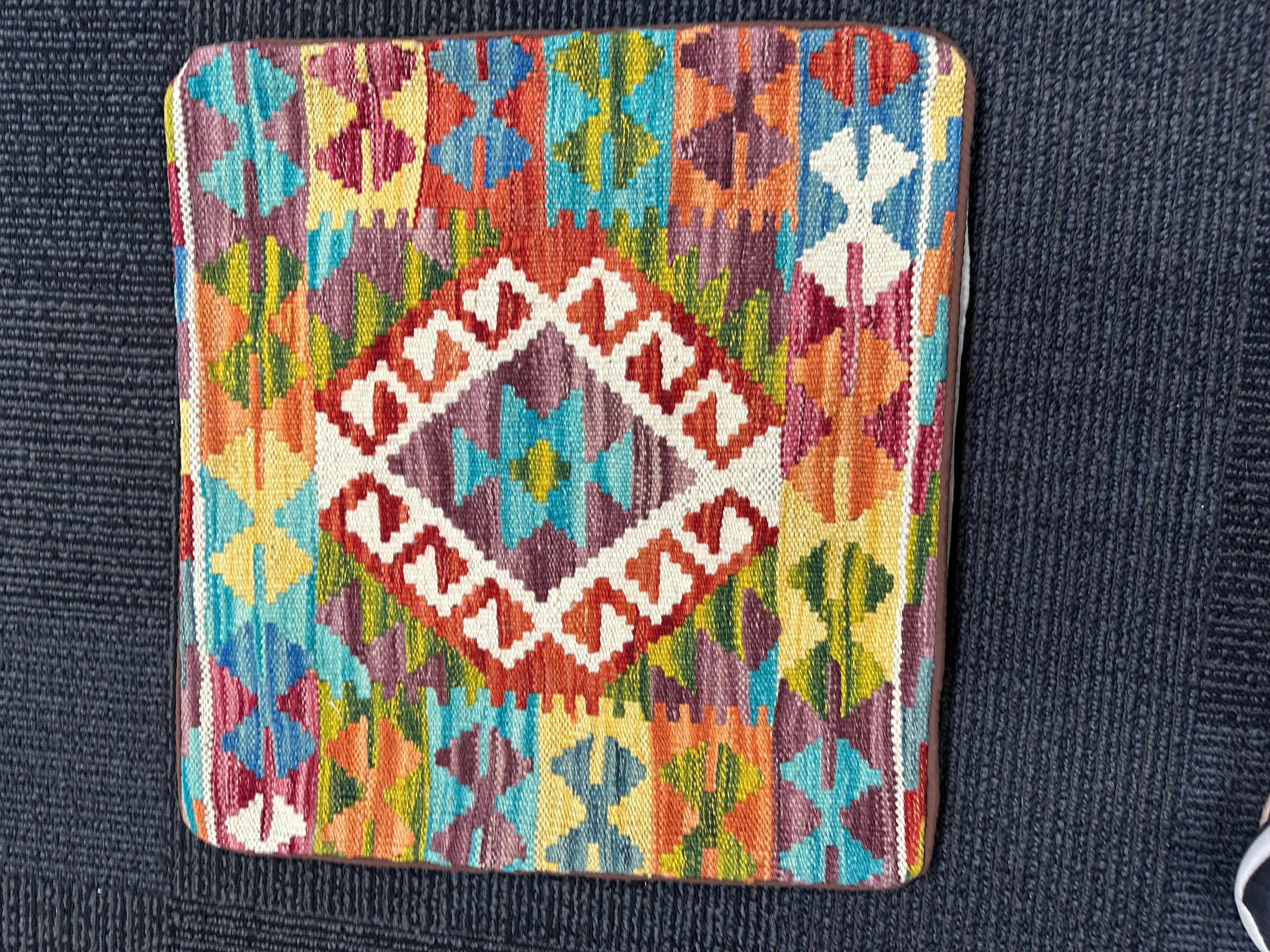 Pakistanischer Hand Made Milam-Kissenbezug, 20. Jahrhundert (Wolle) im Angebot
