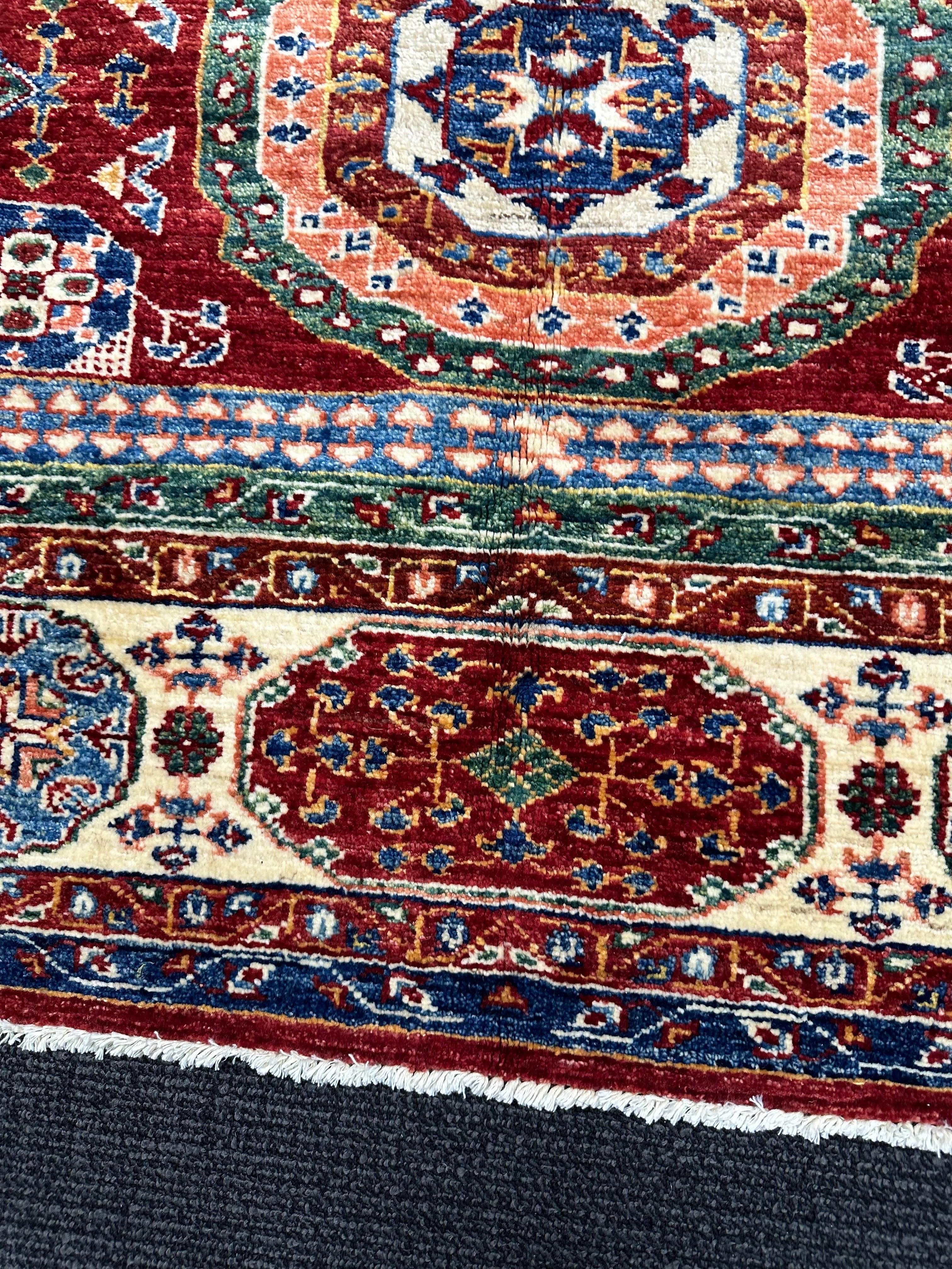Alfombra anudada a mano de diseño kazajo paquistaní, mediados del siglo XX Pakistaní en venta