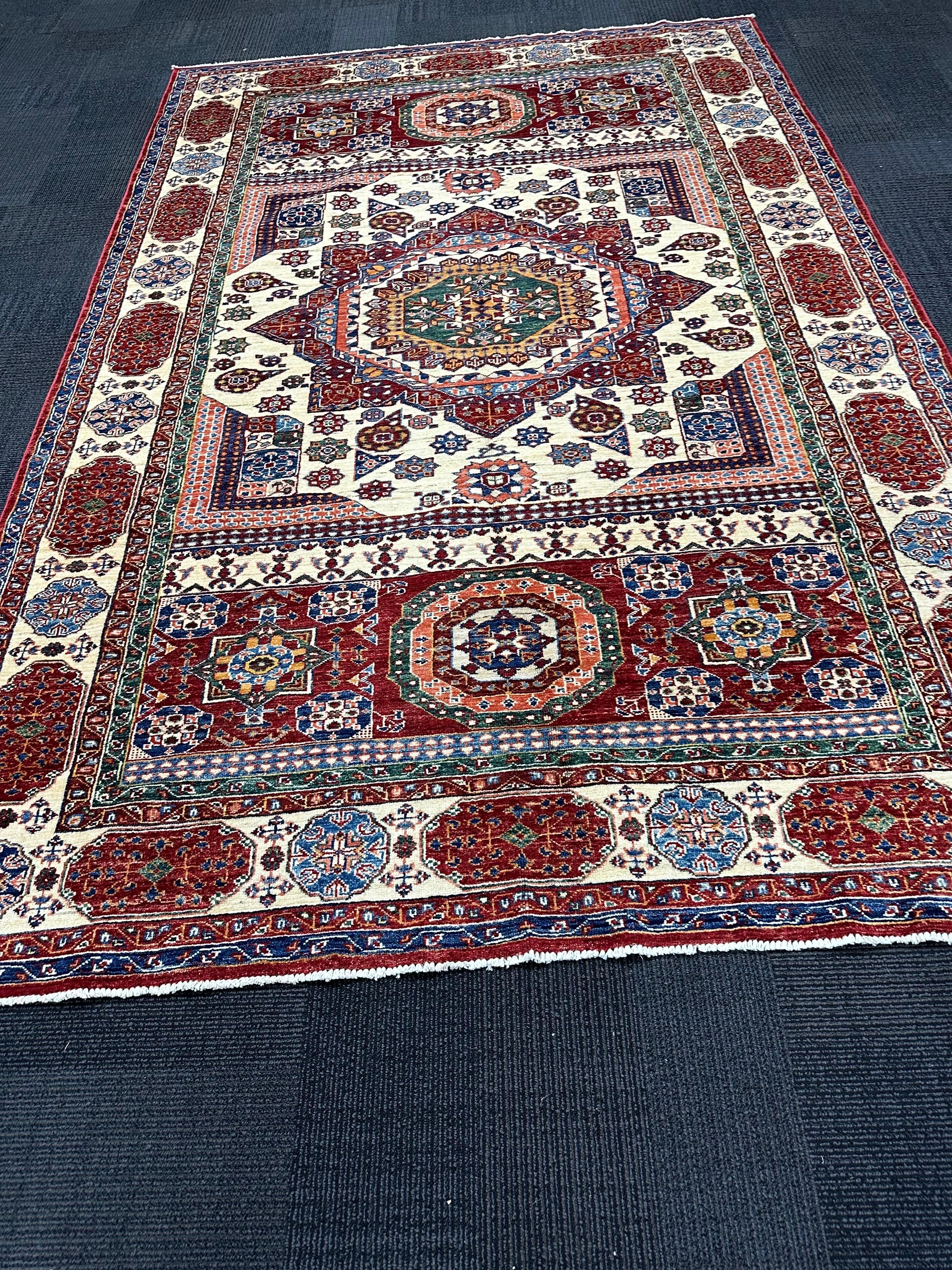 Alfombra anudada a mano de diseño kazajo paquistaní, mediados del siglo XX Anudado a mano en venta