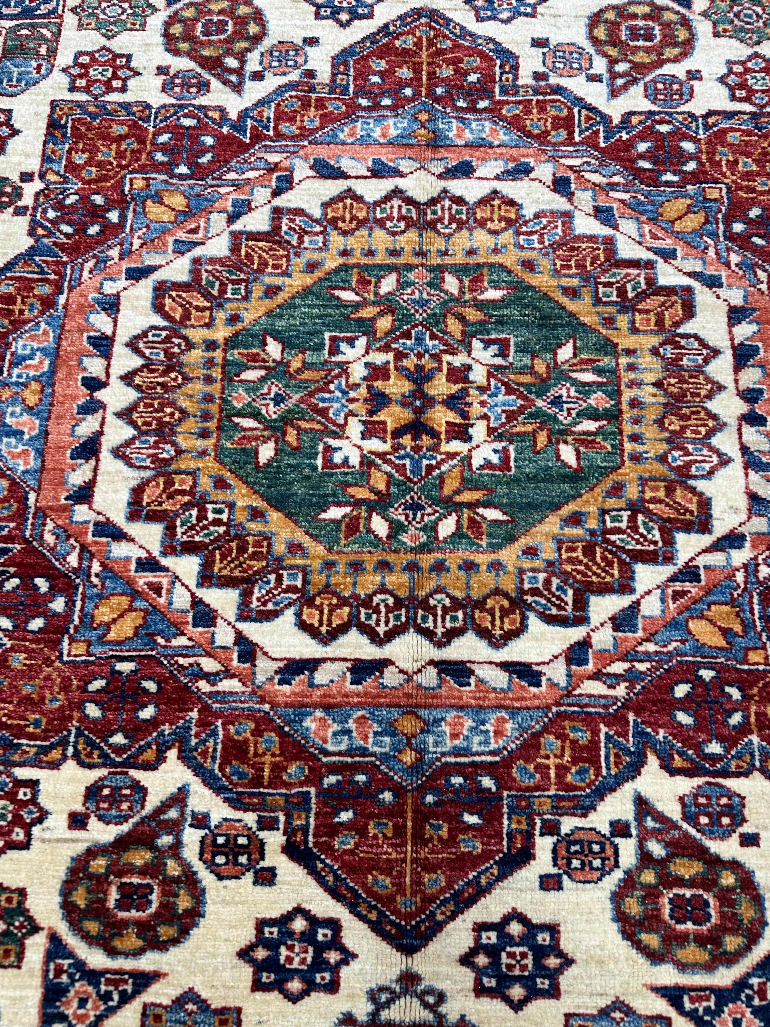 Alfombra anudada a mano de diseño kazajo paquistaní, mediados del siglo XX Lana en venta