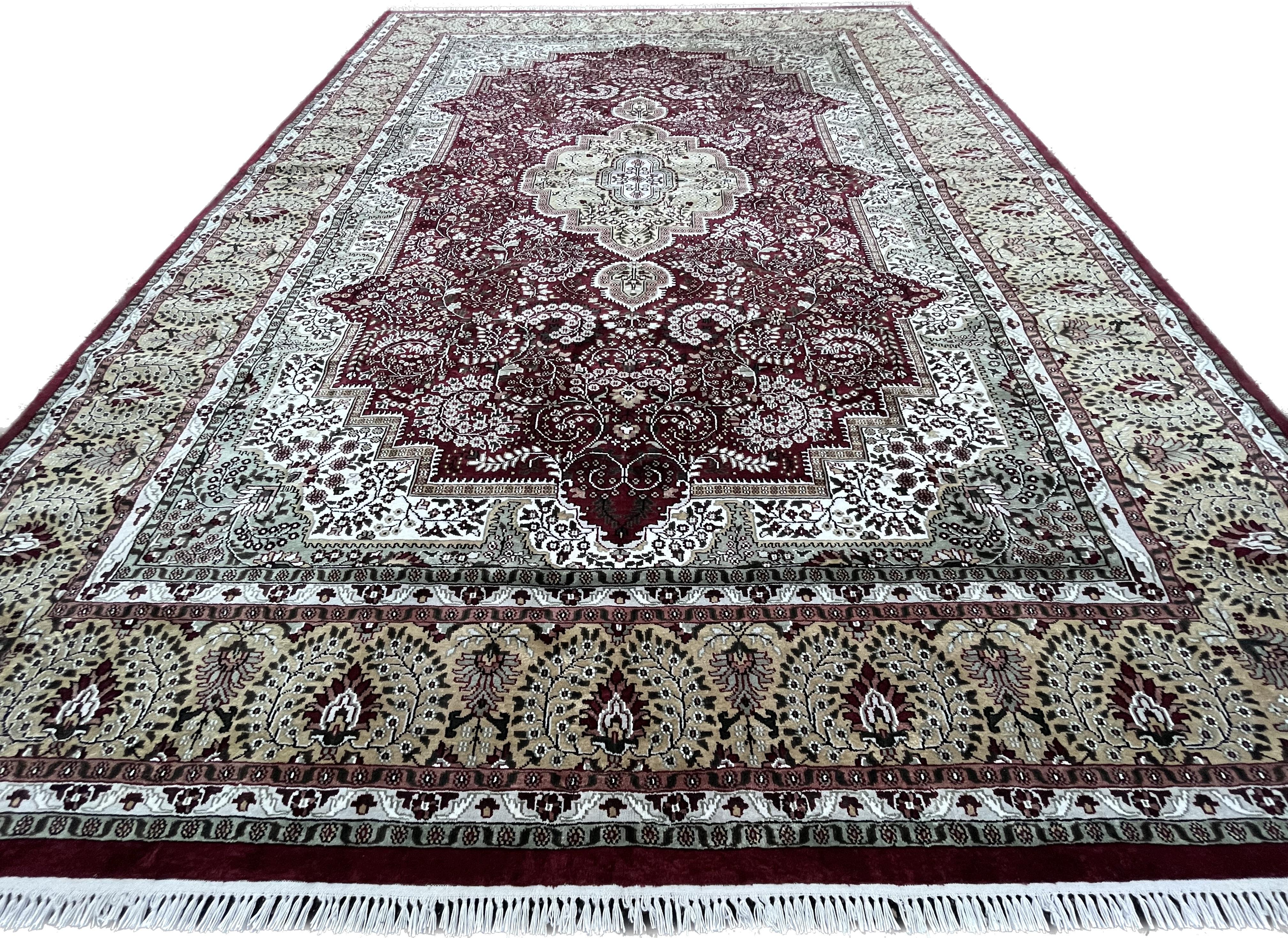 The manufacture of carpets started in Pakistan in the same way as in India.
When the country separated from India, a large part of the carpet weavers migrated to the Pakistani side. Most of them found work in Lahore and Karachi at a time when