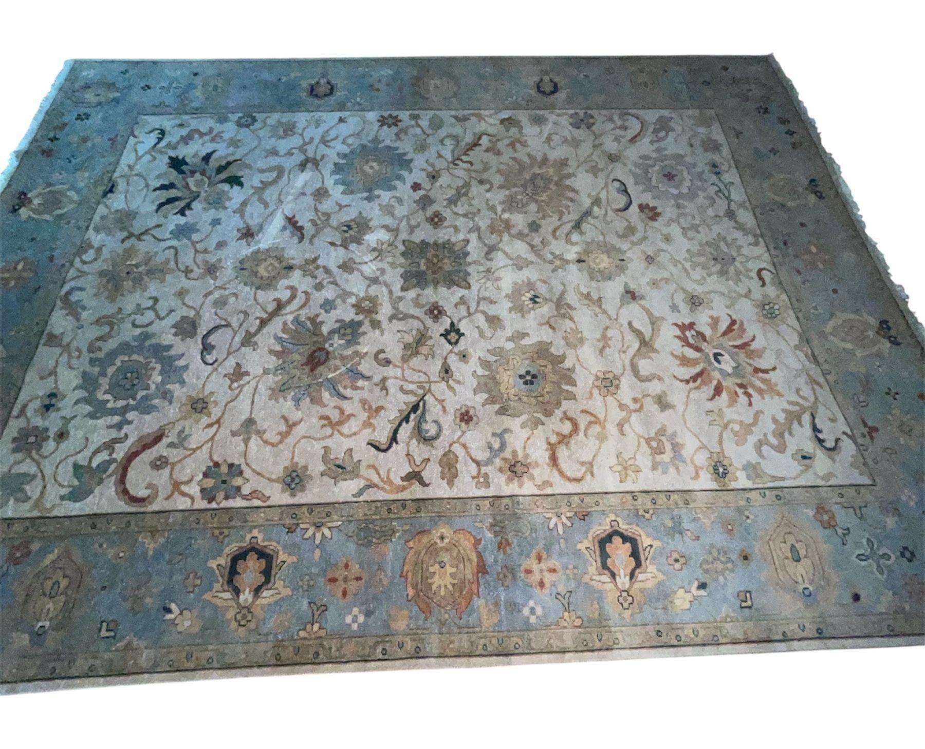 Tappeto pakistano Sultanabad (Ziegler) - Avorio e blu Lana annodata a mano. Fine del XX secolo In condizioni buone in vendita a Los Angeles, CA