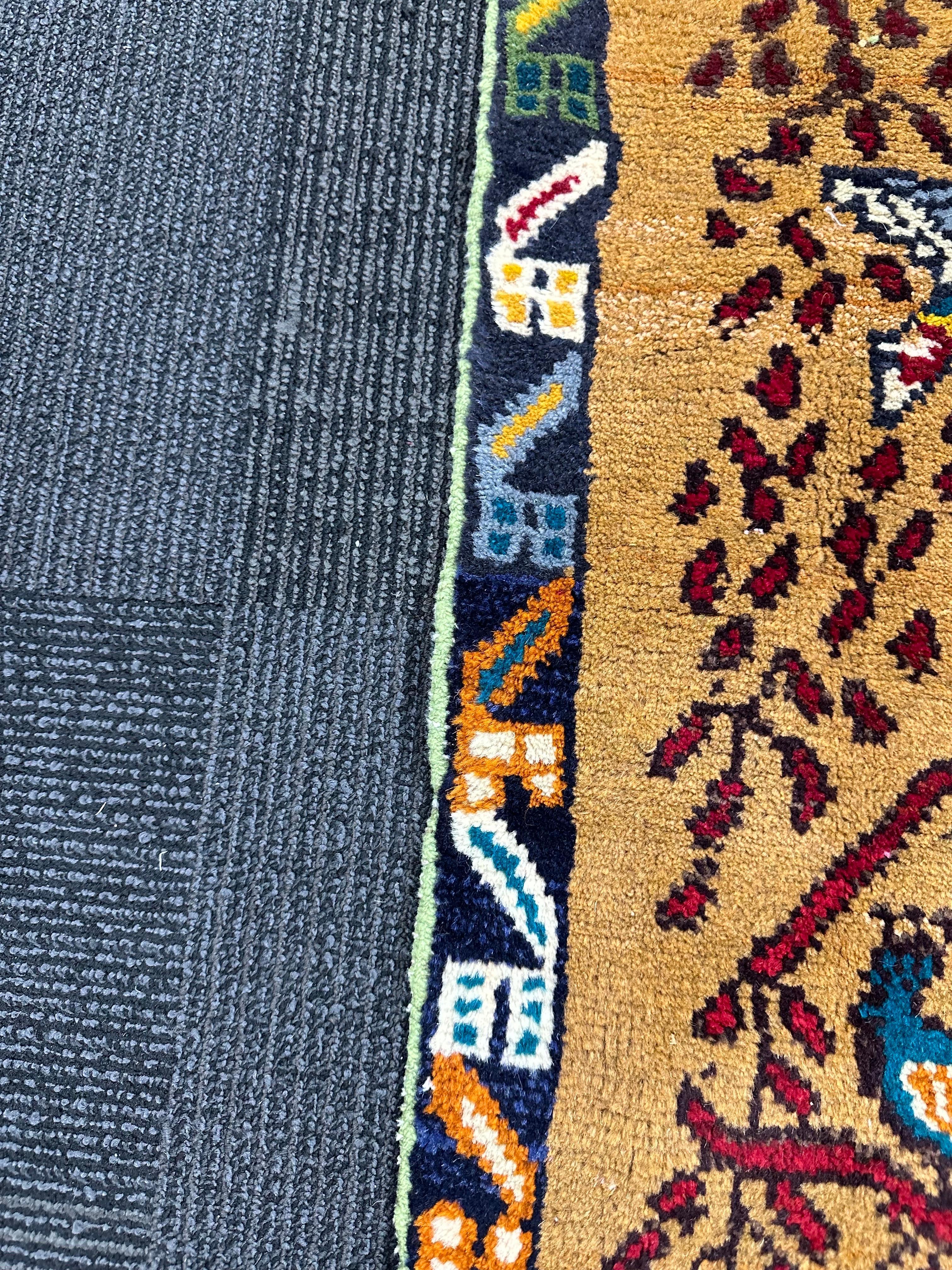 Pakistanais Tapis de sol pakistanais à design tribal, 21e siècle en vente