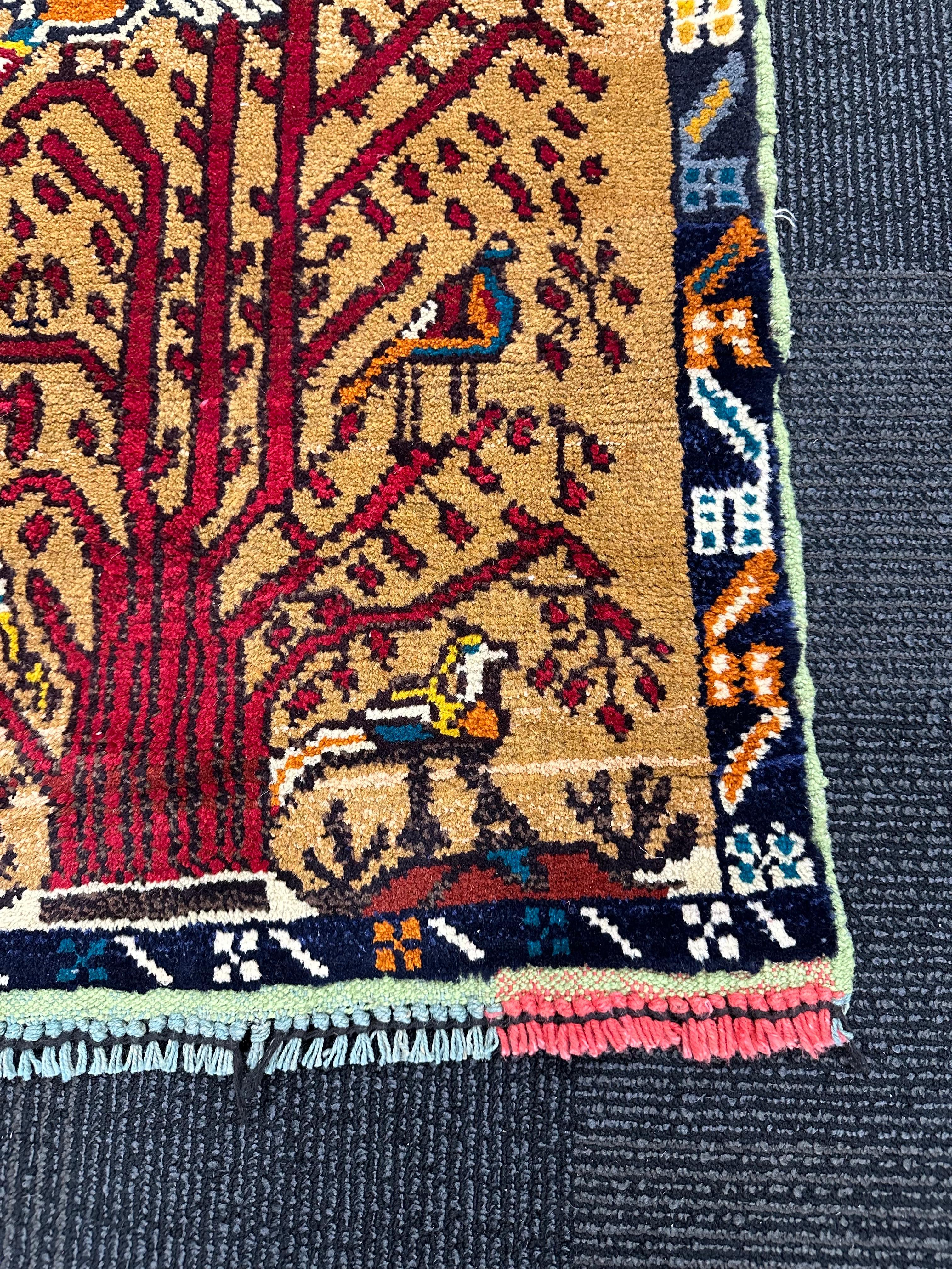 Tapis de sol pakistanais à design tribal, 21e siècle Bon état - En vente à Savannah, GA