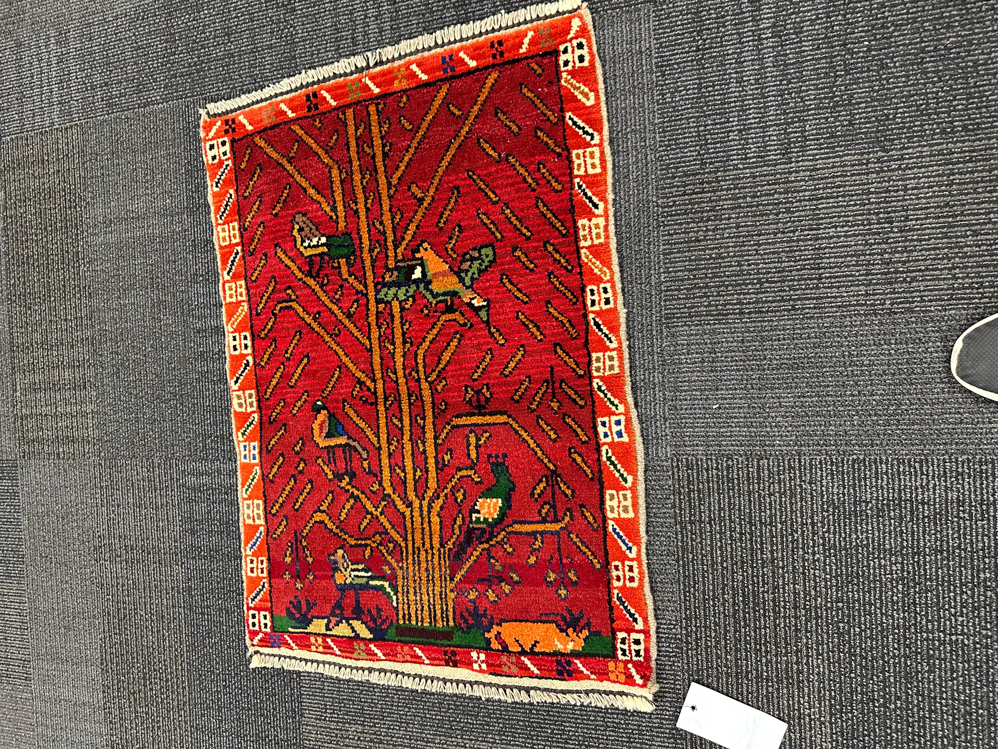Handgeknüpfter Teppich im Pakistanischen Stammesdesign, 21. Jahrhundert (Wolle) im Angebot