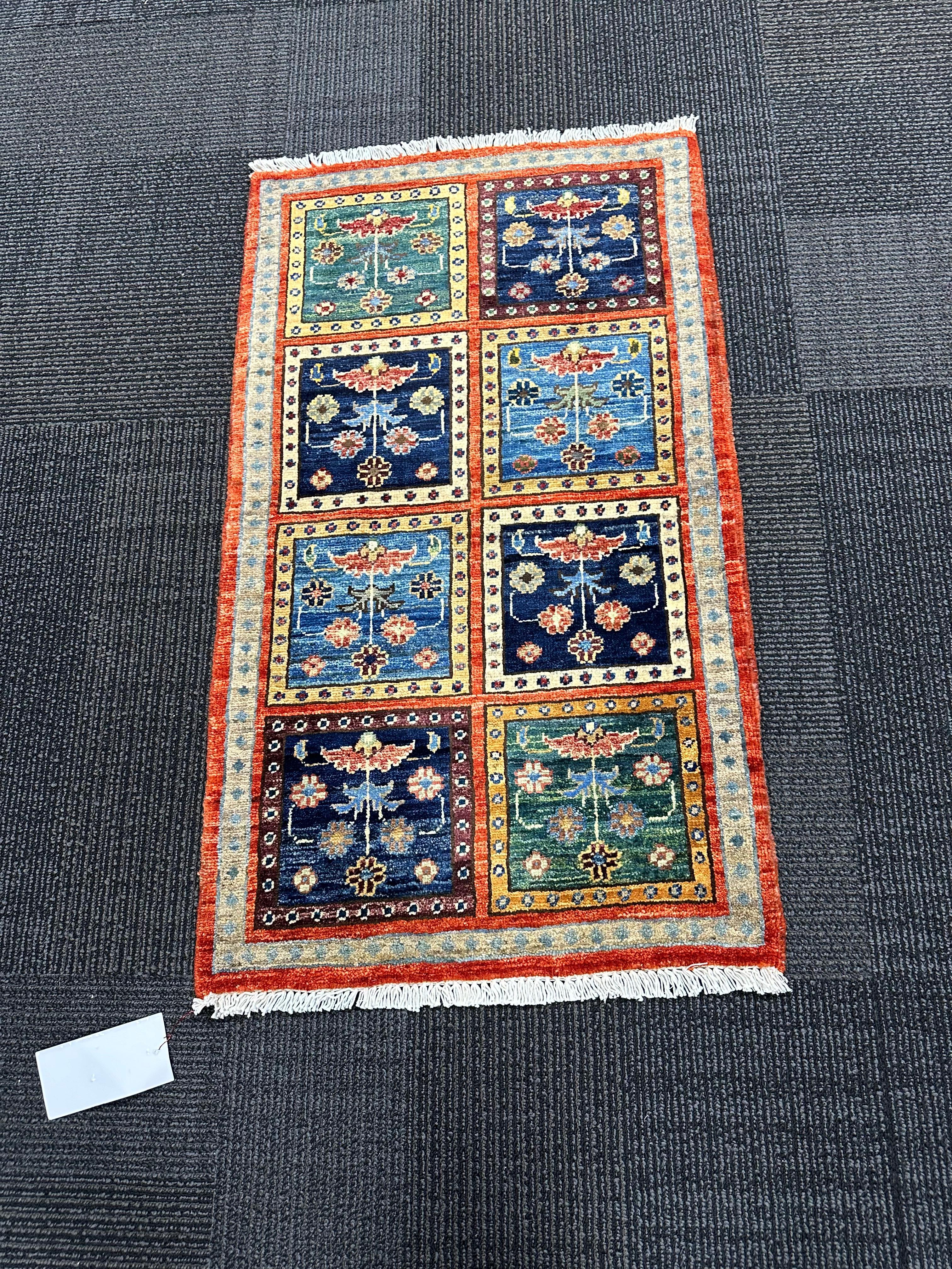 Alfombra Paquistaní Anudada a Mano de Diseño Ushak, Siglo XX Pakistaní en venta