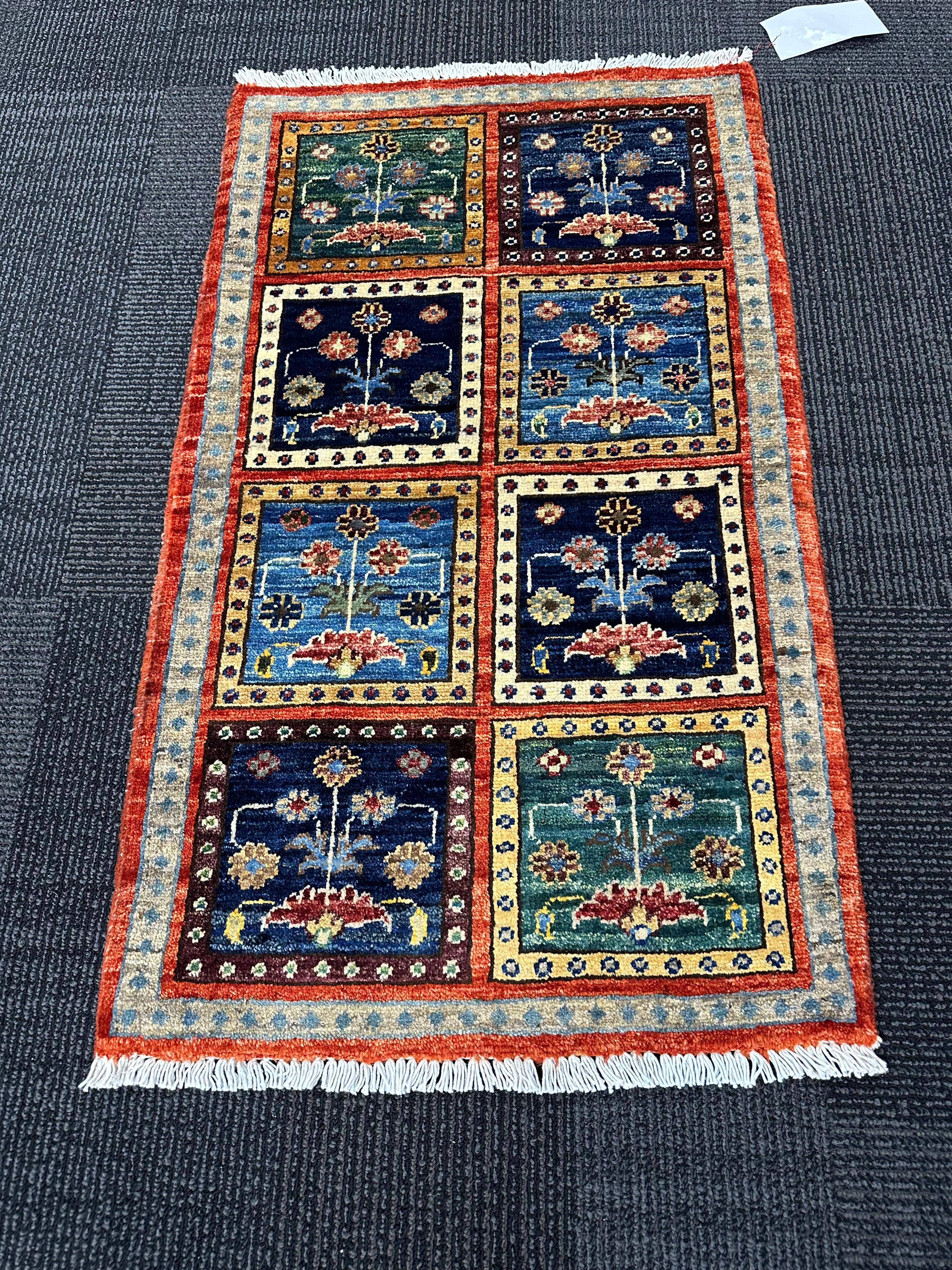 Alfombra Paquistaní Anudada a Mano de Diseño Ushak, Siglo XX en Bueno estado para la venta en Savannah, GA