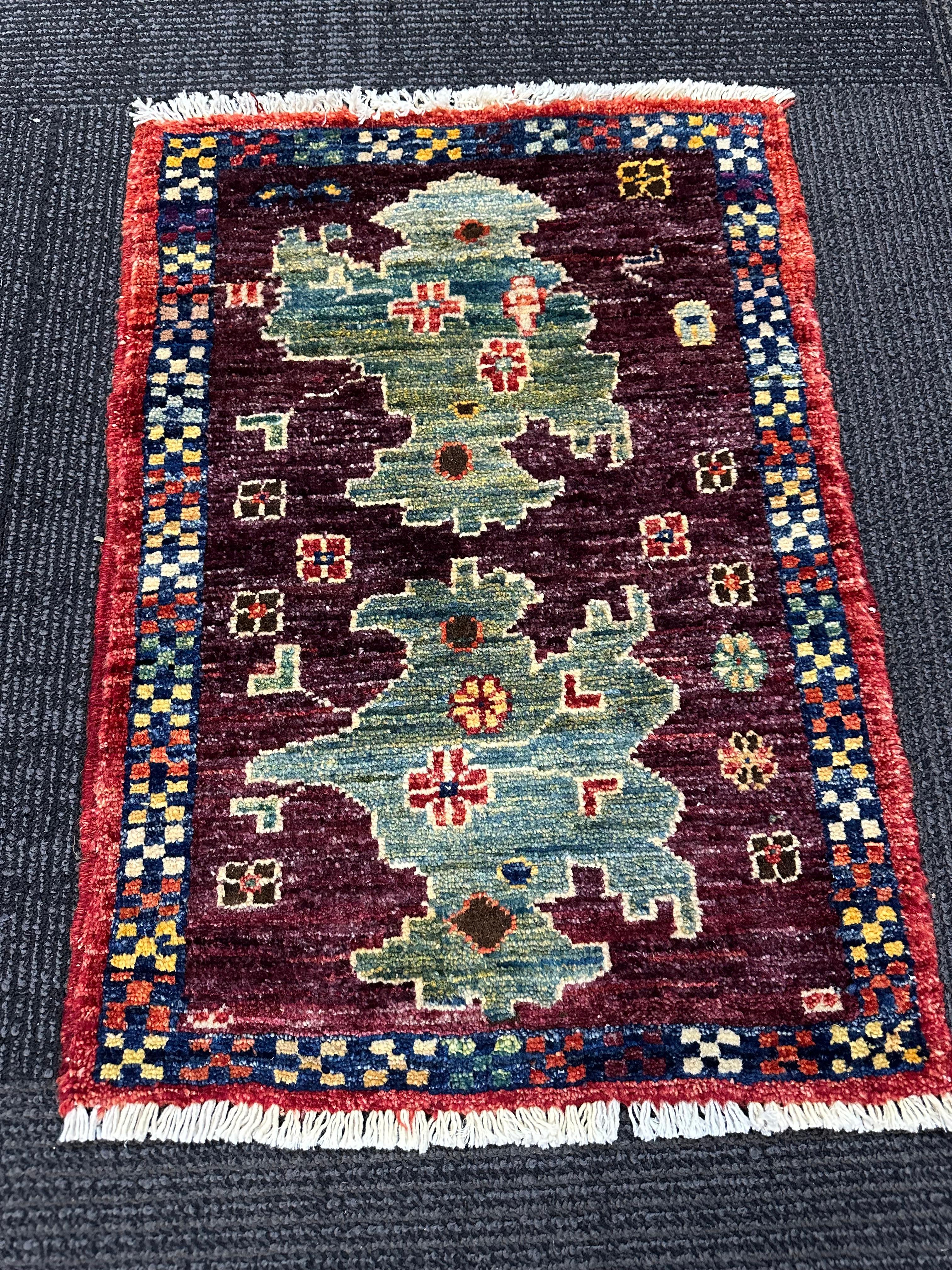 Pakistani Ushak Design Rug, 20th Century In Good Condition For Sale In Savannah, GA