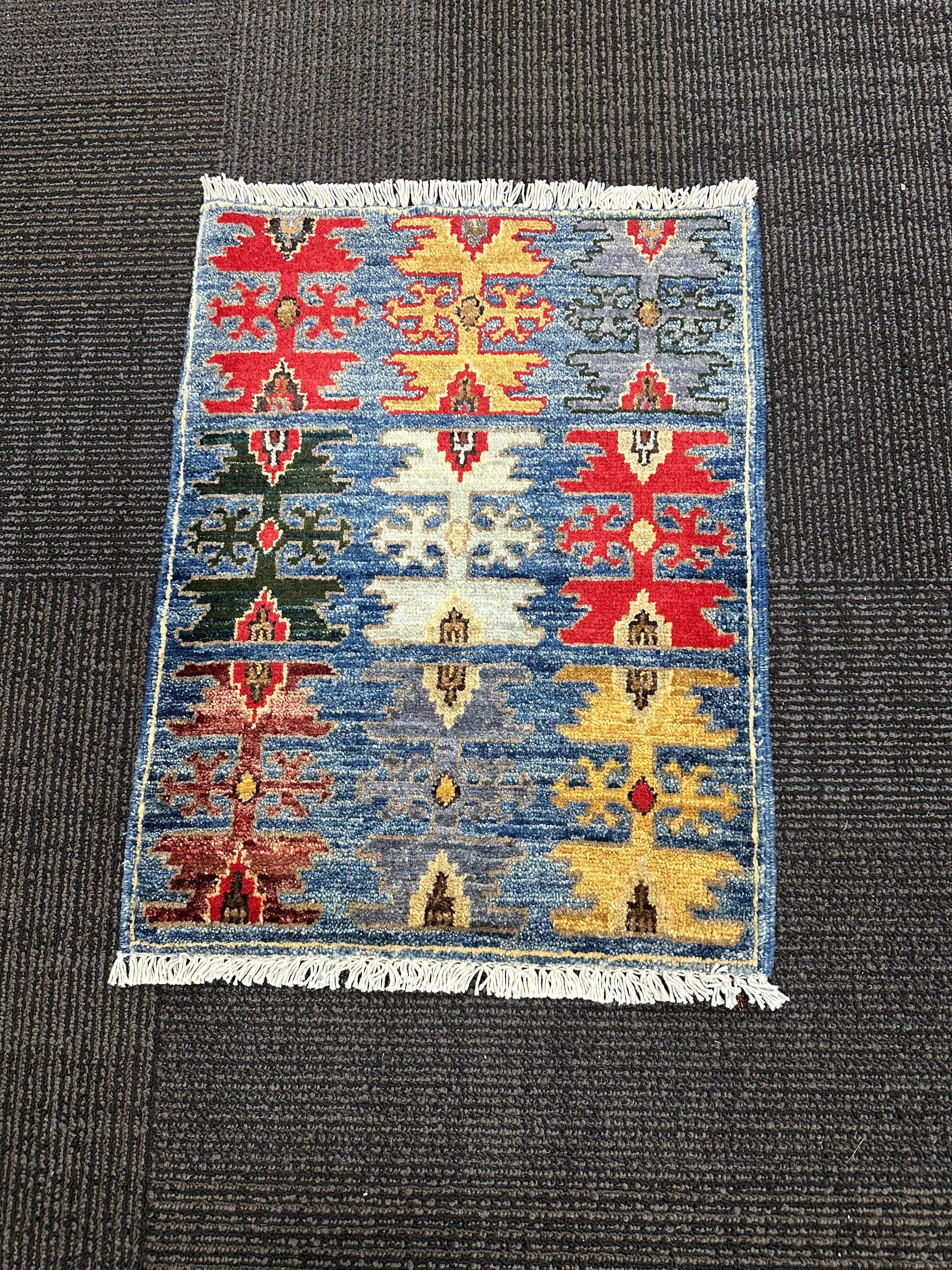 Alfombra Pequeña de Diseño Ushak Paquistaní, Siglo XX Pakistaní en venta