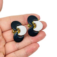 Orecchini a clip firmati PAKULA, vintage, in lucite bianca e nera, tono oro.