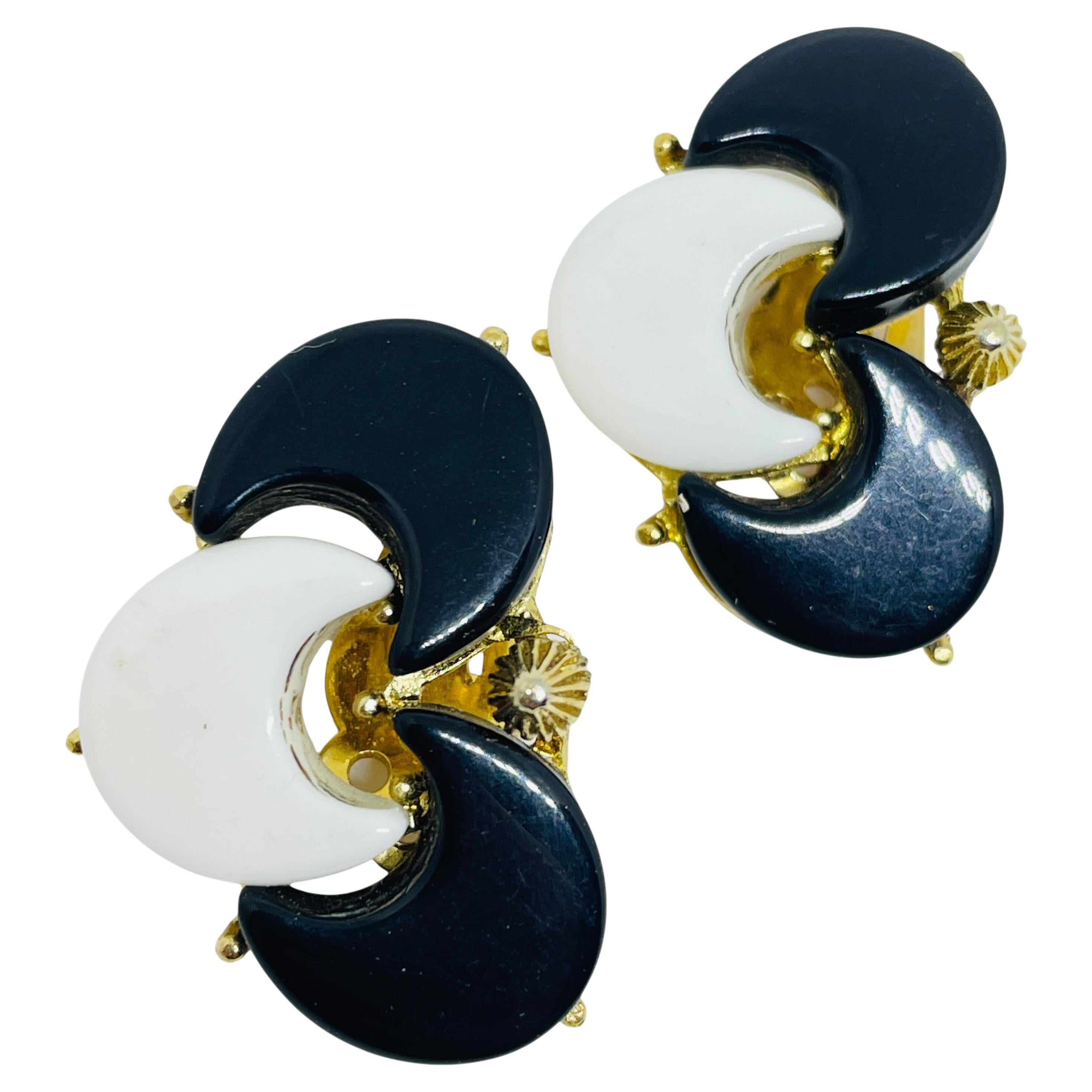 Orecchini a clip firmati PAKULA, vintage, in lucite bianca e nera, tono oro.