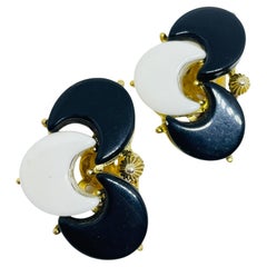 Orecchini a clip firmati PAKULA, vintage, in lucite bianca e nera, tono oro.