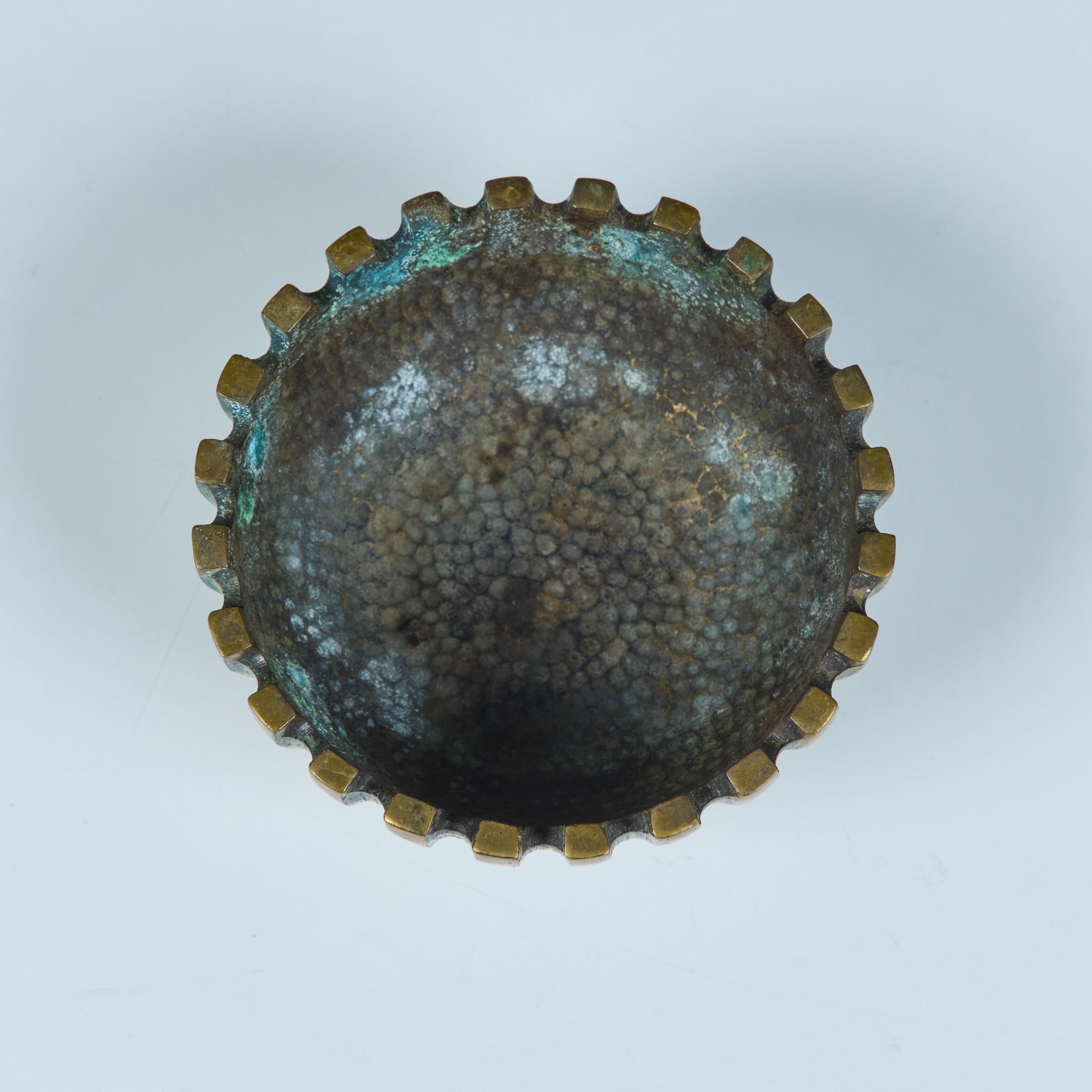 Cuenco de bronce fundido Pal-Bell en venta 4