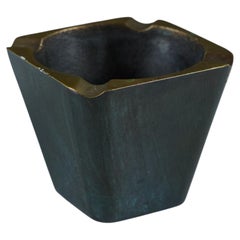 Posacenere a forma di coppa in bronzo fuso Pal-Bell