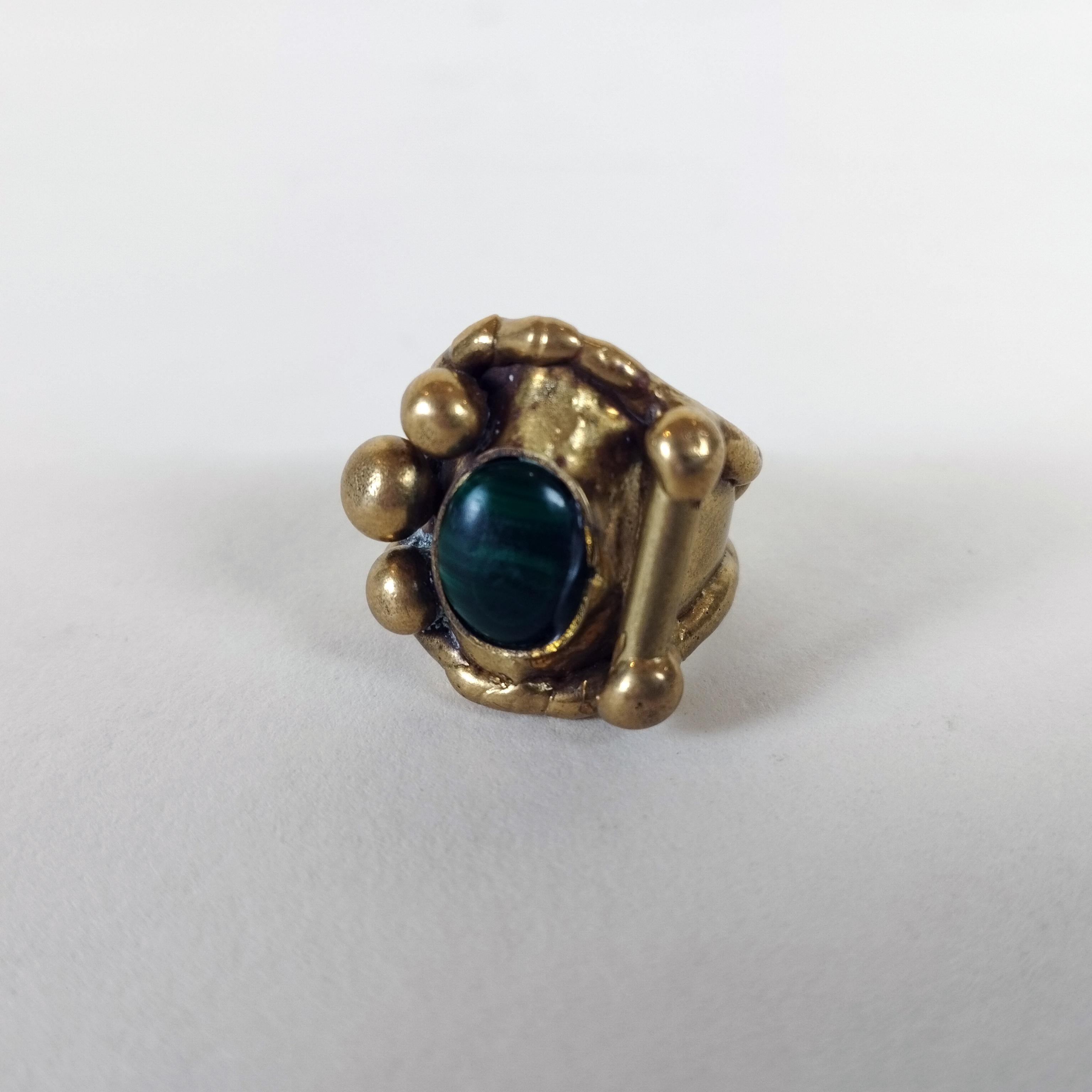 A Brutalist bronze ring with a malachite half cabochon by Hungarian-born Mexican artist Pal Kepenyes. 

Weight: 10 g.
Size: 7.