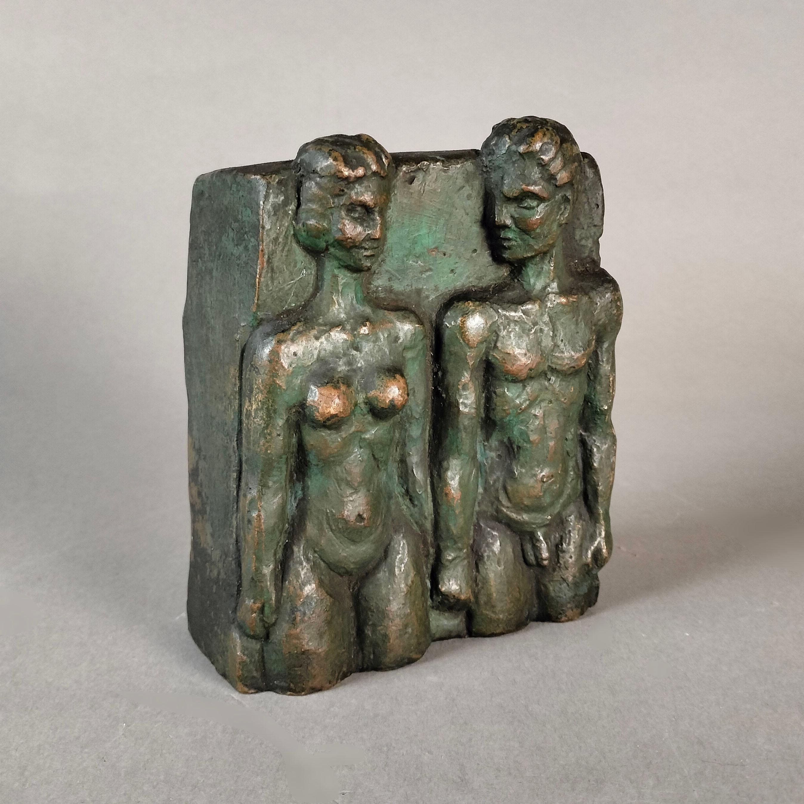 Un piccolo bronzo brutalista dell'artista ungherese Pal Kepenyes. La scultura in bronzo fuso presenta una coppia su due lati. La parte anteriore è un altorilievo e la parte posteriore mostra la stessa immagine in bassorilievo. Firmato su uno dei
