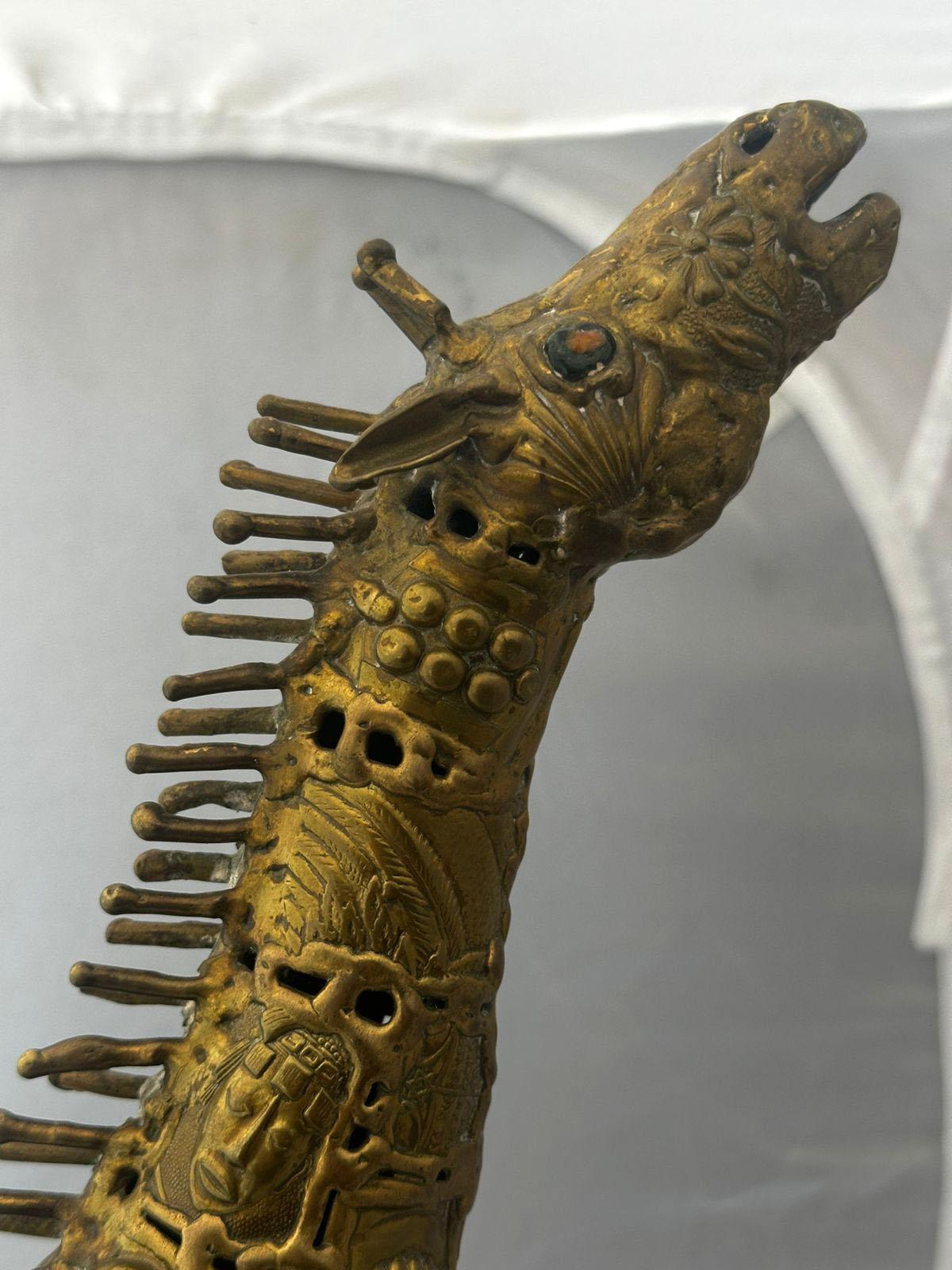 Escultura Brutalista en bronce de una jirafa, obra de Pal Kepenyes. La escultura está hecha a partir de diferentes piezas de bronce que se sueldan para crear la figura. Firmado en el cuello.

Artista mexicano de origen húngaro, Pal Kepenyes (1926 -