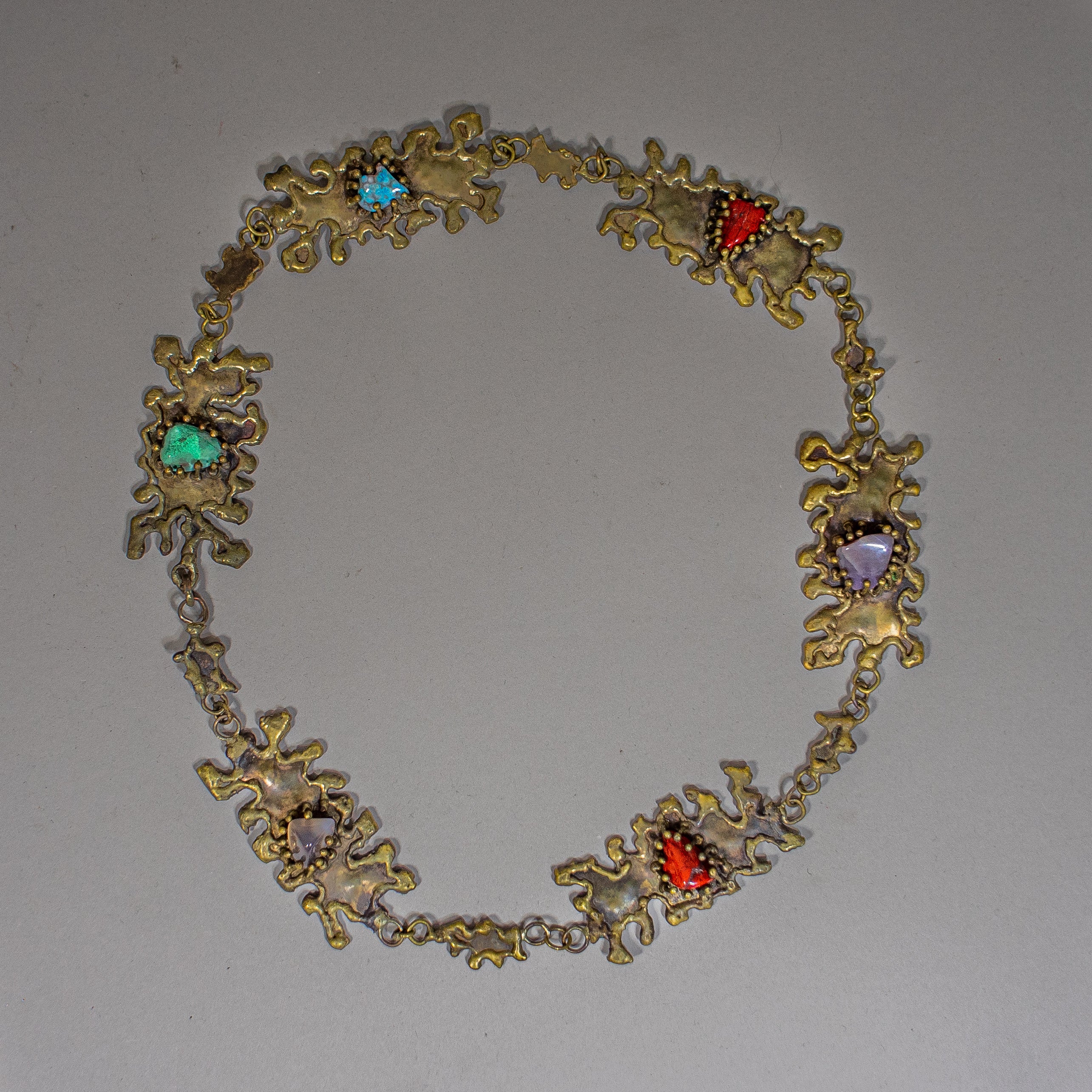 Precioso collar Brutalista de bronce con piedras semipreciosas de Pal Kepenyes. Collar con 6 medallas de forma orgánica y 6 piedras semipreciosas irregulares engarzadas por garras en forma de aguja. Sellado en el reverso de una de las