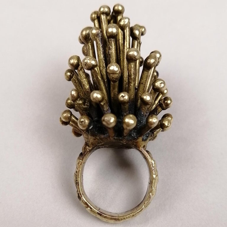 A 1970's Brutalist bronze ring by Hungarian-born Mexican artist Pal Kepenyes. The ring has a pine shaped top.

Ring size: 5.5 (16 mm. Ø)

A sculptor from Hungary who was nationalized Mexican, Pal Kepenyes (1926 - 2021) resided in Acapulco where