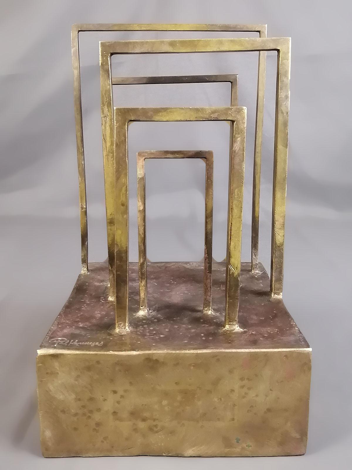 Una scultura brutalista in ottone saldato dello scultore messicano di origine ungherese Pal Kepenyes. La scultura presenta 5 porte su una base rettangolare. Firmato sulla base.

Artista messicano di origine ungherese, Pal Kepenyes (1926 - 2021)
