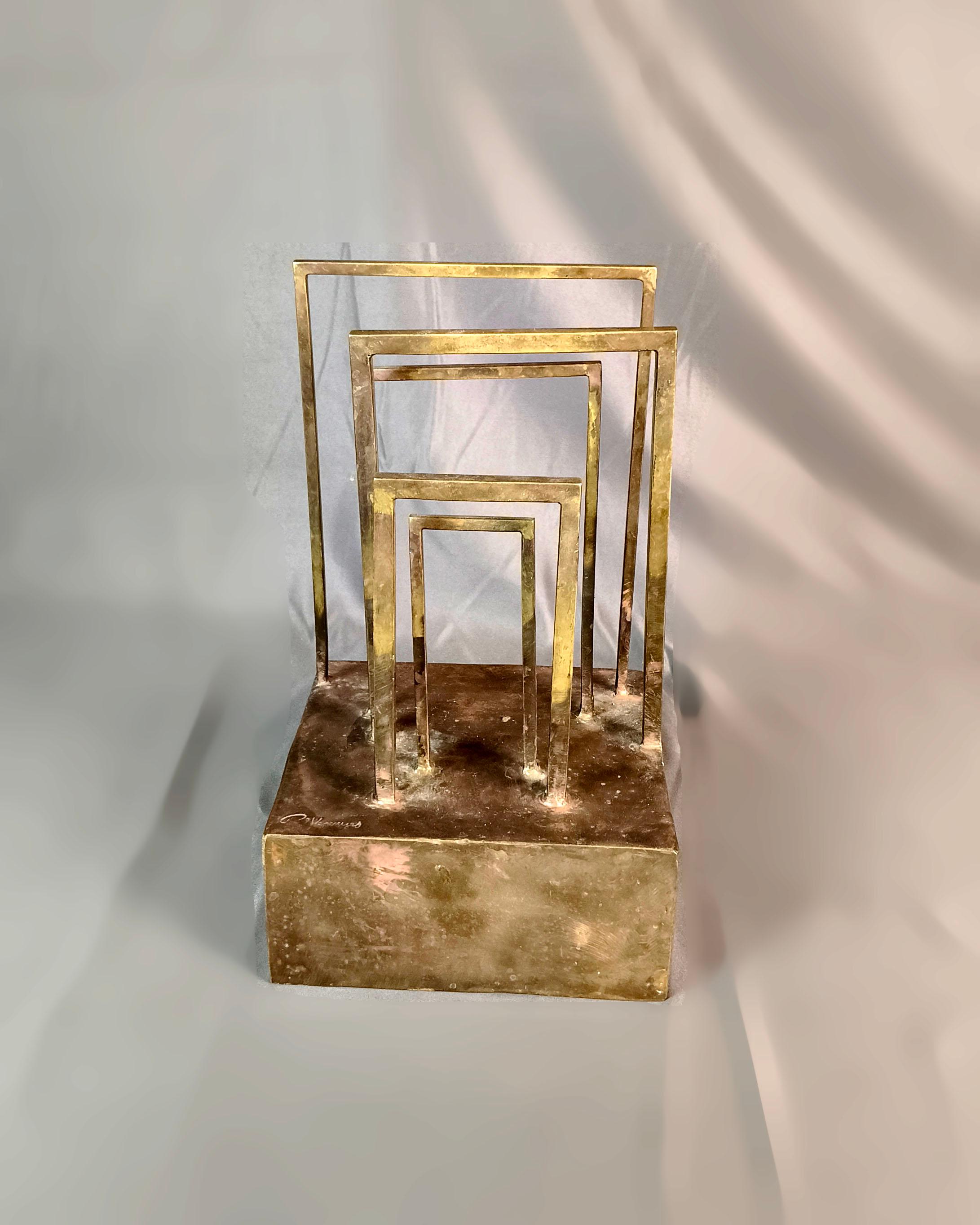 Una scultura brutalista in ottone saldato dello scultore messicano di origine ungherese Pal Kepenyes. La scultura presenta 5 porte su una base rettangolare. Firmato sulla base.

Artista messicano di origine ungherese, Pal Kepenyes (1926 - 2021)