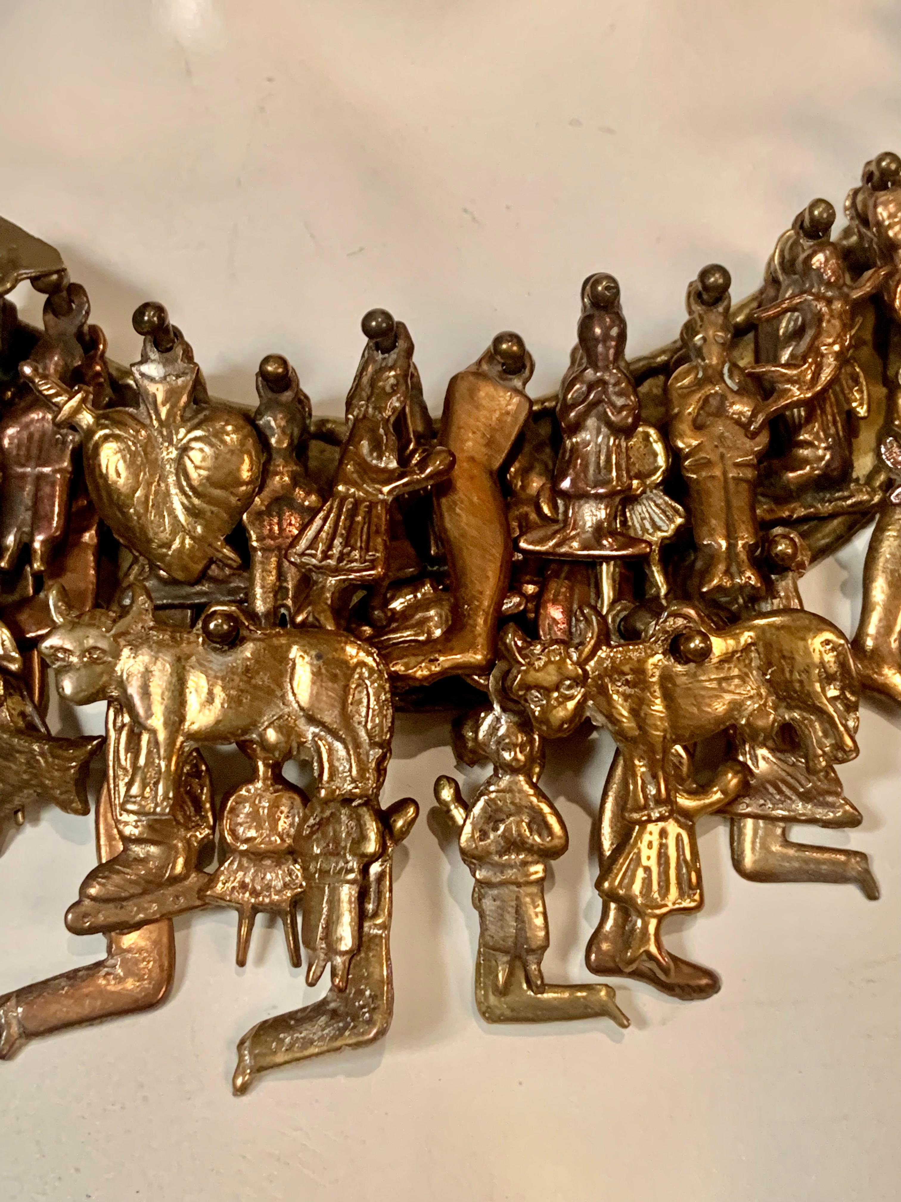 Eine atemberaubende kinetische Milagros-Halskette, handgefertigt von Pal Kepenyes, einem ungarischen Bildhauer, der in Acapulco, Mexiko, arbeitete und Schmuck im brutalistischen Stil schuf.  Die Halskette besteht aus mehreren Reihen von Figuren und