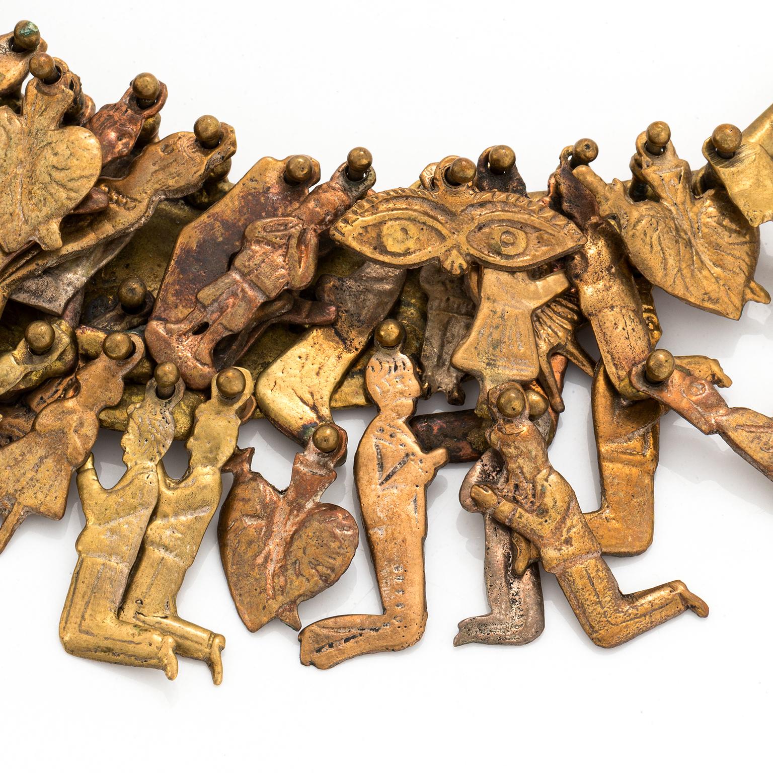 Pal Kepenyes Collier Milagros avec figures de prières en laiton et cuivre Bon état - En vente à New York, NY