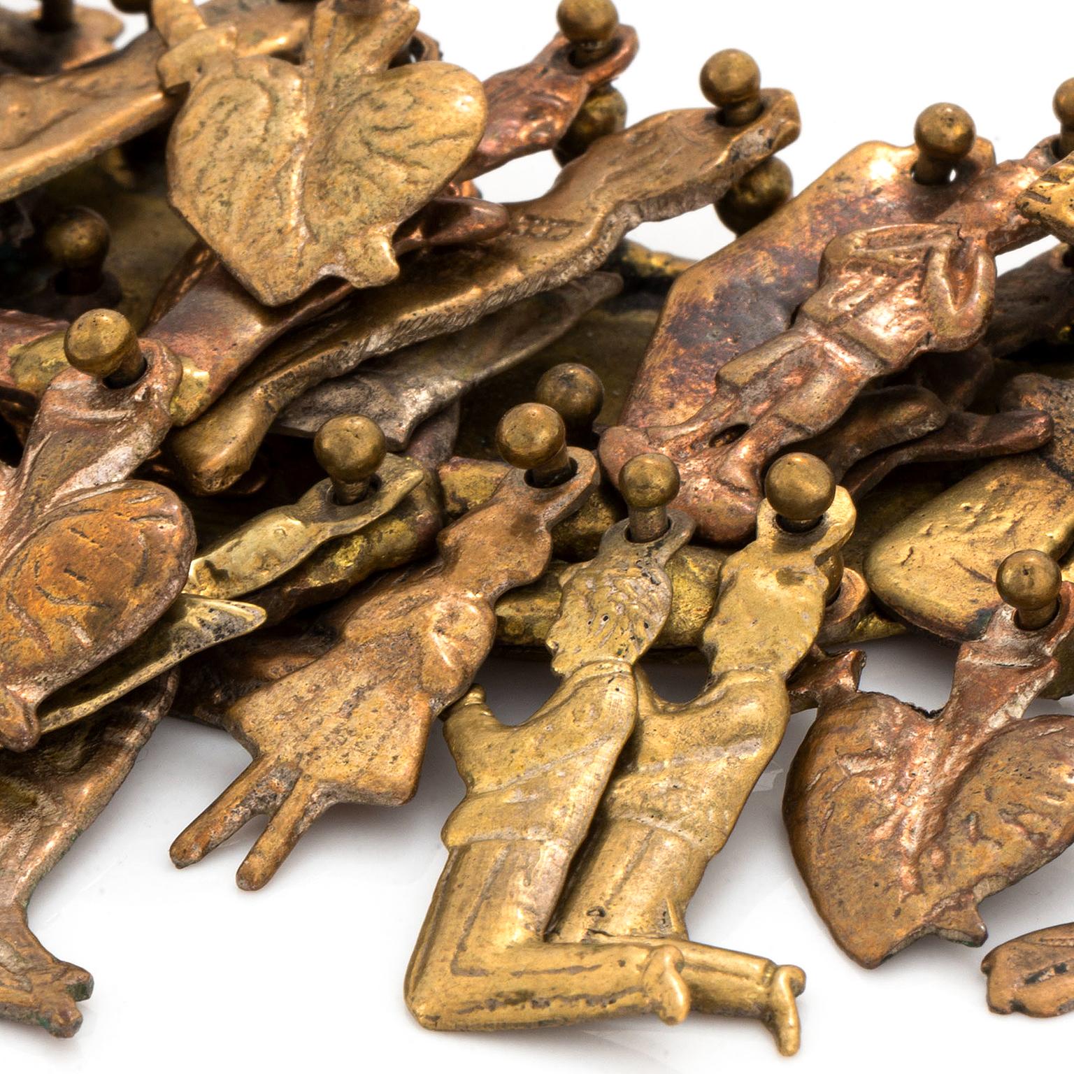 20ième siècle Pal Kepenyes Collier Milagros avec figures de prières en laiton et cuivre en vente