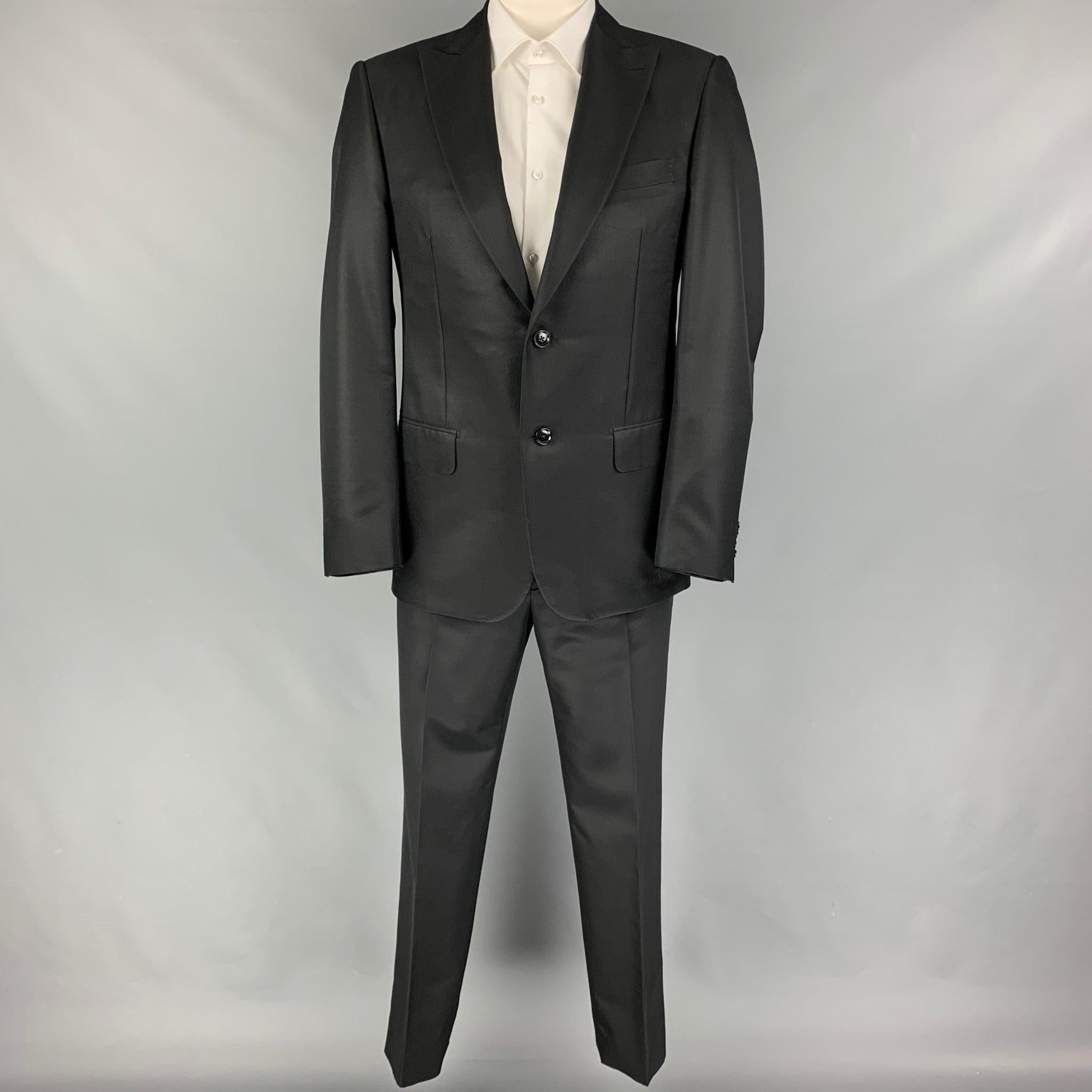 Le costume PAL ZILERI est en laine/soie noire avec doublure complète et comprend un manteau sport à un seul boutonnage avec revers en pointe et un pantalon assorti à devant plat. Fabriquées en Italie. Très bon état d'origine. 

Marqué :   50