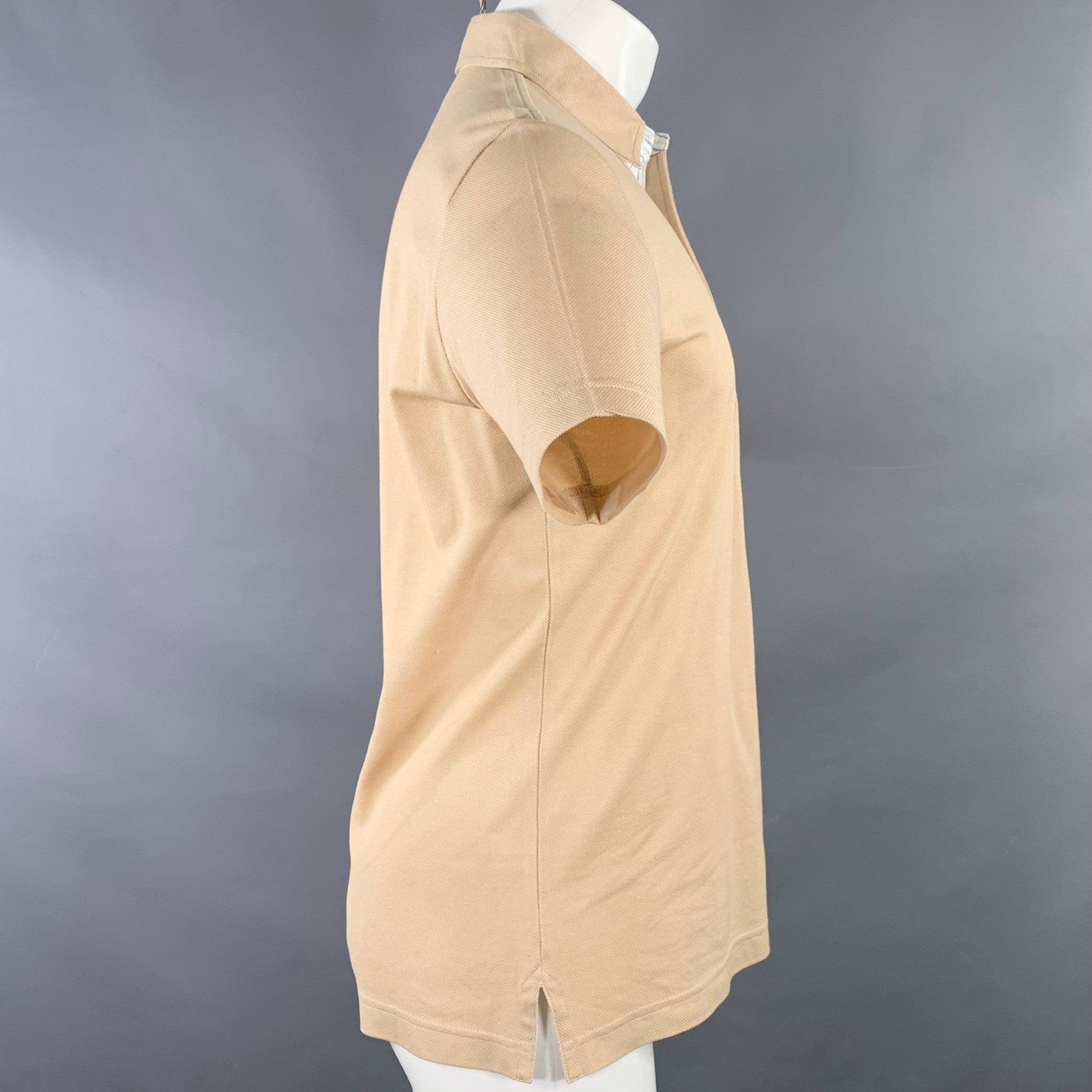 PAL ZILERI polo
in einem
beigefarbener Baumwollpikee mit blau-weißem Kontrastbesatz, einer Tasche und halber Knopfleiste. Ausgezeichneter Pre-Owned Zustand. 

Markiert:   M 

Abmessungen: 
 
Schultern: 16 Zoll Brust: 39 Zoll Ärmel: 9,25 Zoll Länge: