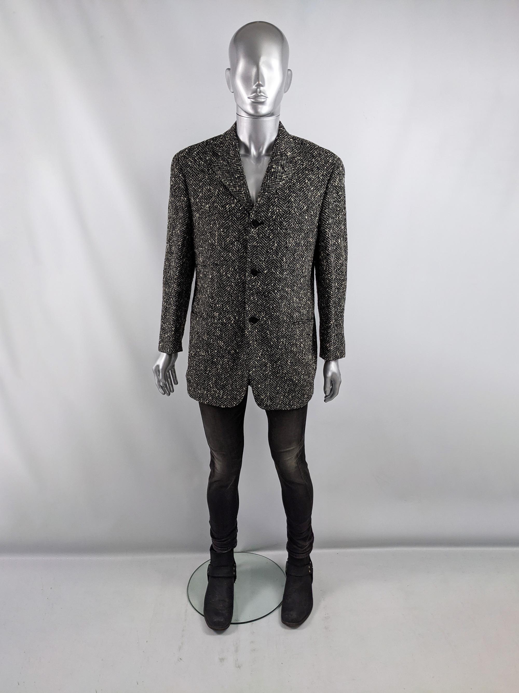 An excellent vintage tailored sport coat / blazer jacket from the 80s by Italian luxury brand, Pal Zileri. Made in Italy, from a black and white speckled tweed with a herringbone pattern throughout. It fastens up the front with single breasted