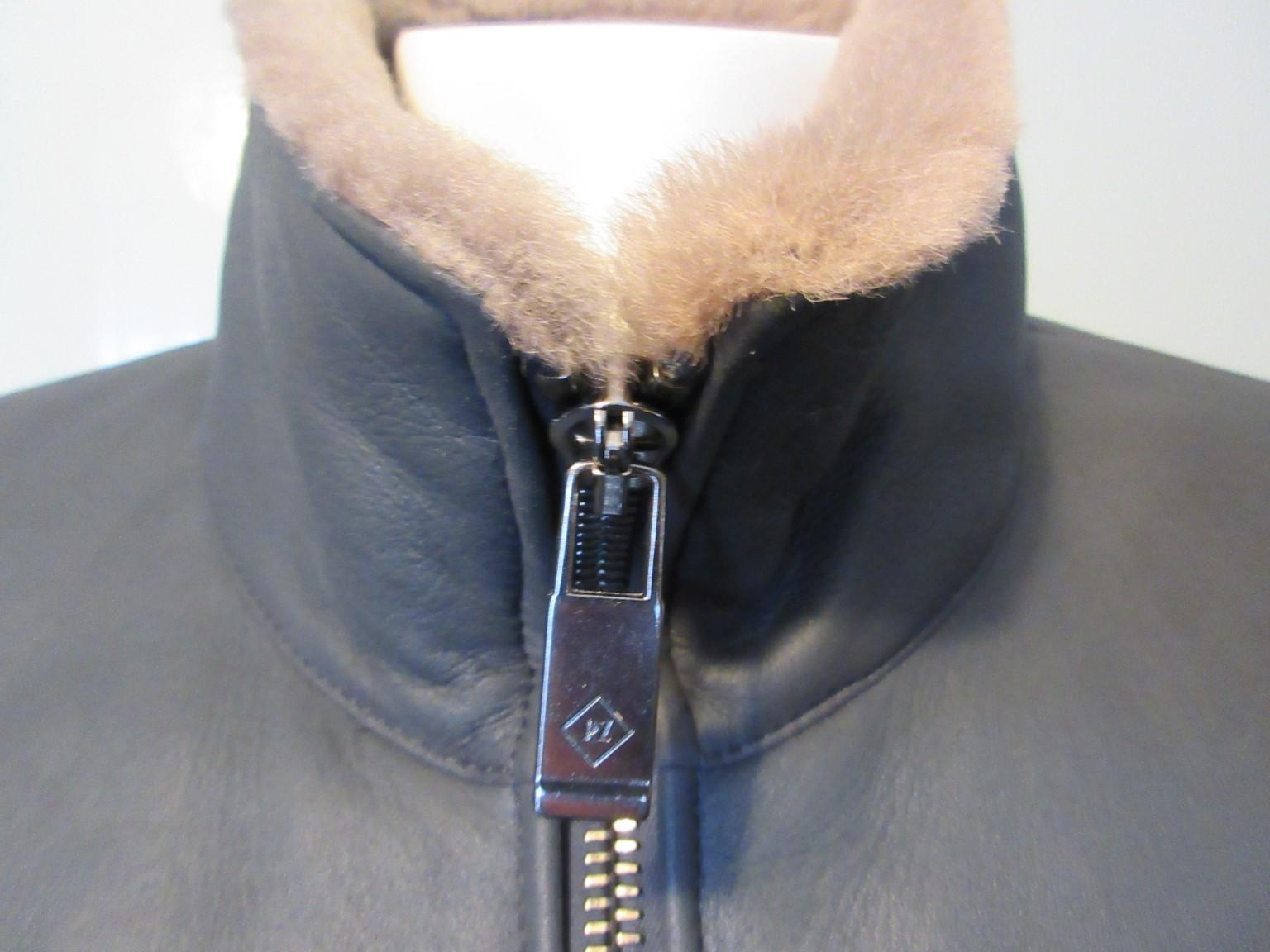 Précieuse, chaude et sophistiquée, la veste bomber en peau de mouton double face est dotée de poignets et d'une ceinture tricotés, d'une fermeture à glissière à double curseur sur le devant et de deux poches latérales.

Nous proposons d'autres