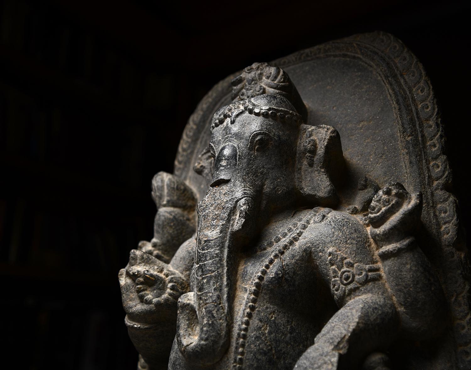 Fino al XVIII secolo Pala Black Stone Steele di Ganesha in vendita