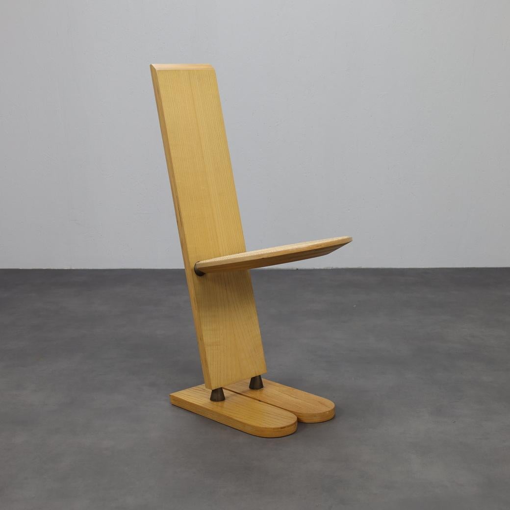 A sculptural and highly distinctive chair by Gigi Sabadin, designed for Emme in the 1970s. The “Pala” features a tall upright backrest, circular woven seat, and a ski-like split base — blending folk-inspired elements with the daring geometry of