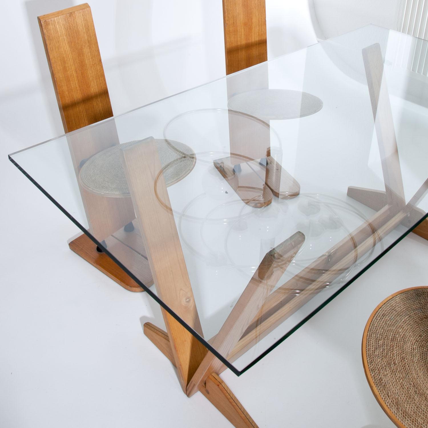 Five-part dining room ensemble consisting of one table and four chairs by Gigi Sabadin. The round seats are covered in bast. Stamped “PALA” Gigi Sabadin for EMME, patented made in Italy. 

Measures: Seating table 71 x 160 x 80
Chairs 90 x 39 x 42