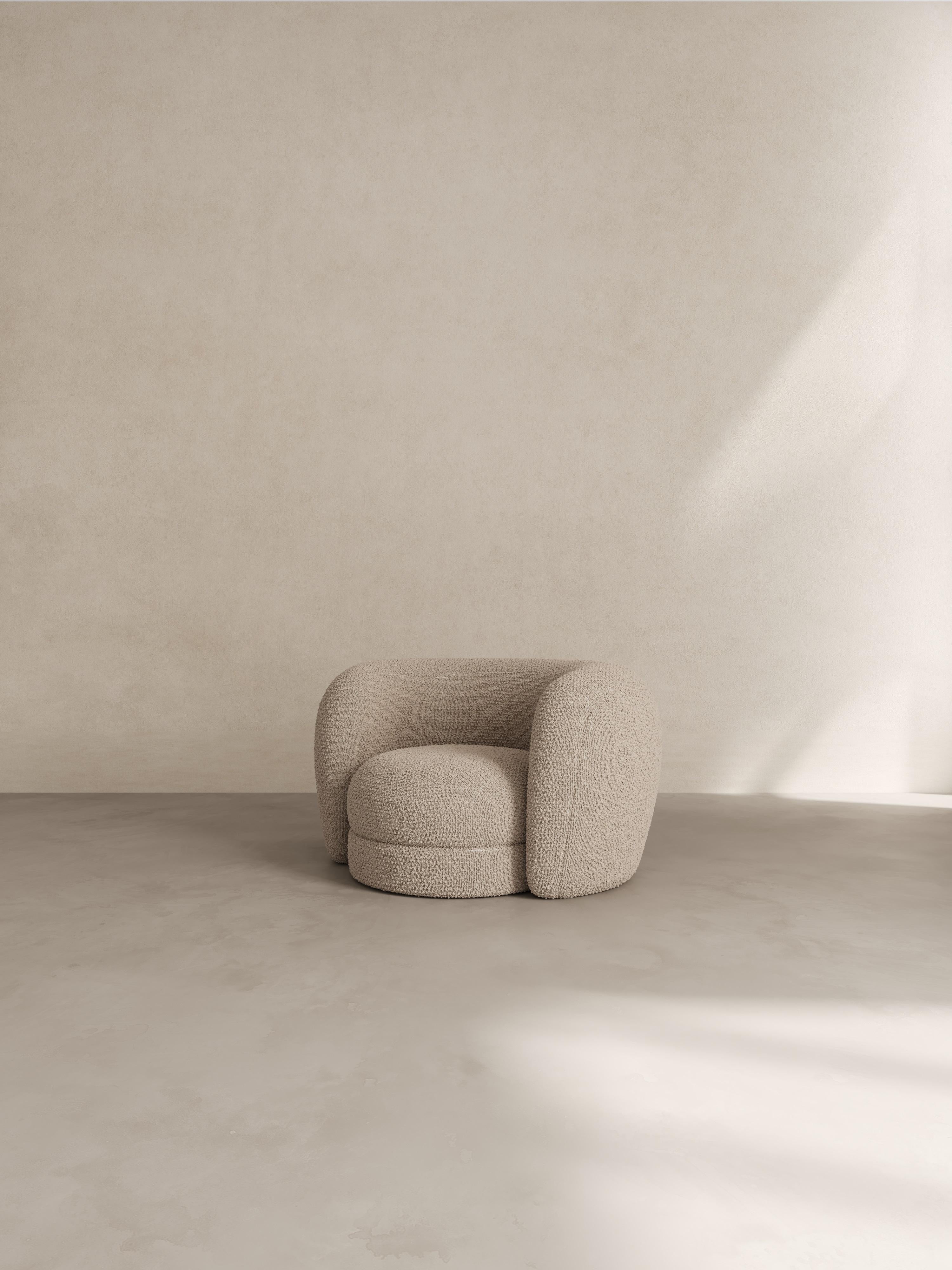 Sillón Palace de Dedar Milano Karakorum Bouclé de Paloma Editions
Dimensiones: P 115 x An 140 x Al 81 cm.
Materiales: Bouclé y madera dura.

Ofrecido en una cuidada selección de los mejores tejidos de las fábricas más prestigiosas del mundo, la